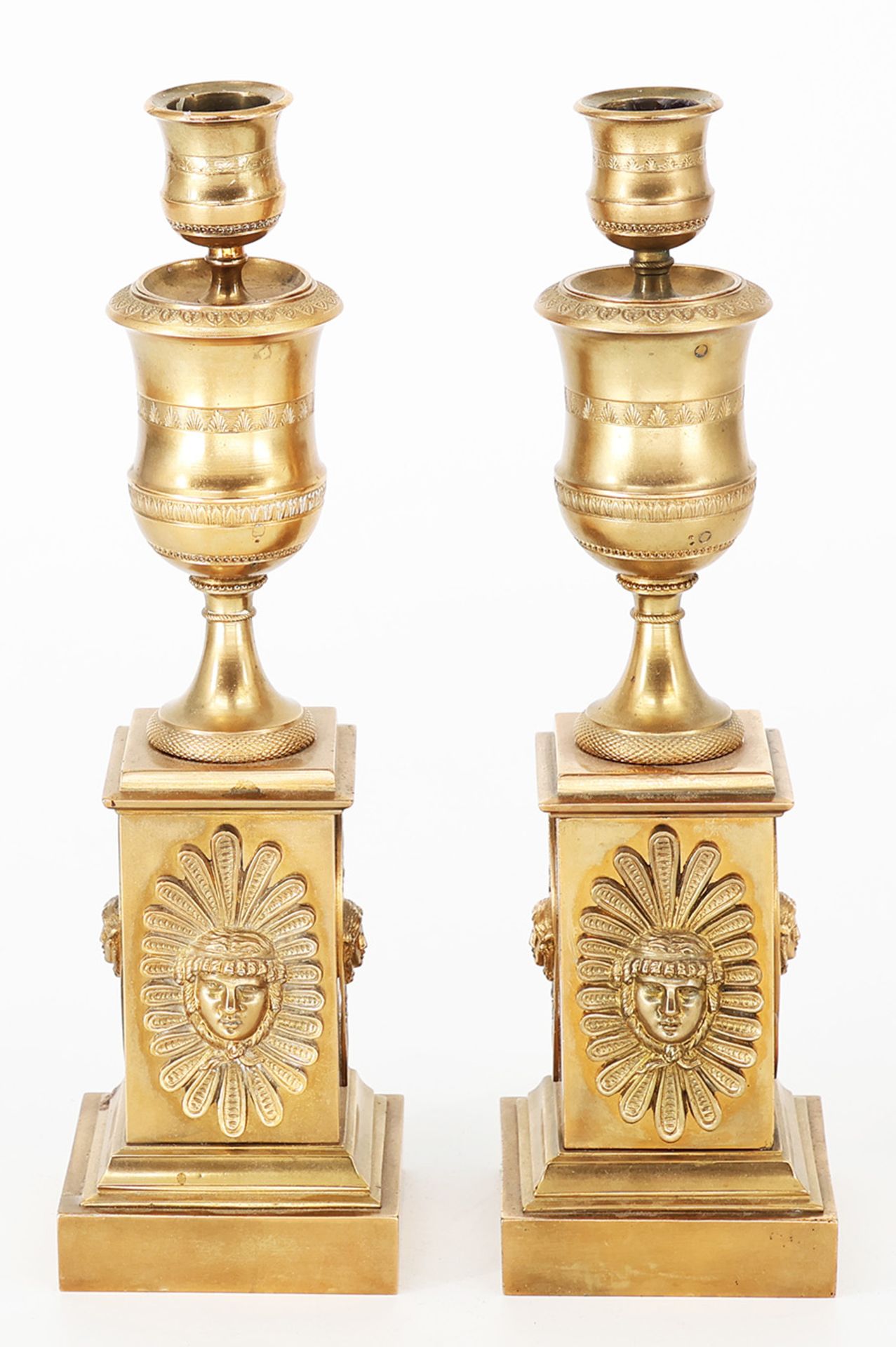Paar klassizistische Kerzenleuchter, Messingbronze, Pokale auf kubischen Sockeln mit Masken-