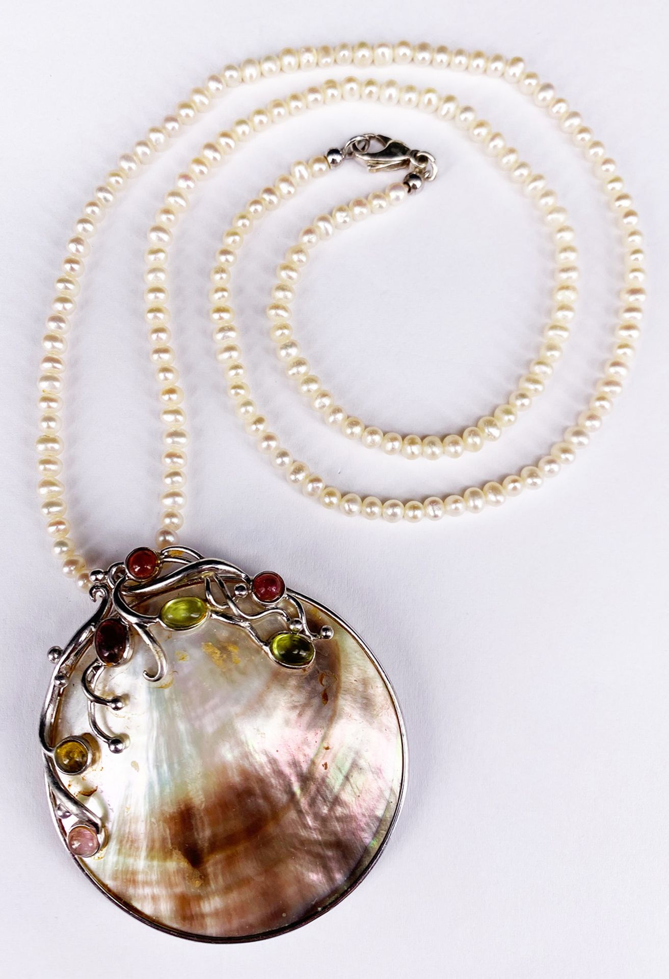 Kette aus Süßwasserperlen und Anhänger aus Muschel / Freshwater pearl necklace and shell pendant.