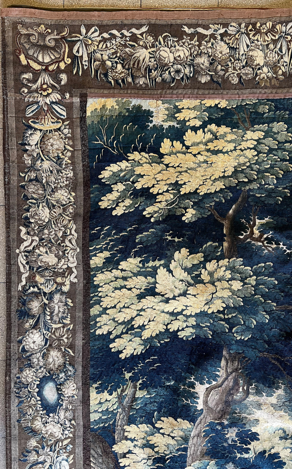 Große Tapisserie, 310 x 460 cm. Flandern, 18. Jahrhundert. Prächtiger, flämischer Wirkteppich in den - Image 7 of 18