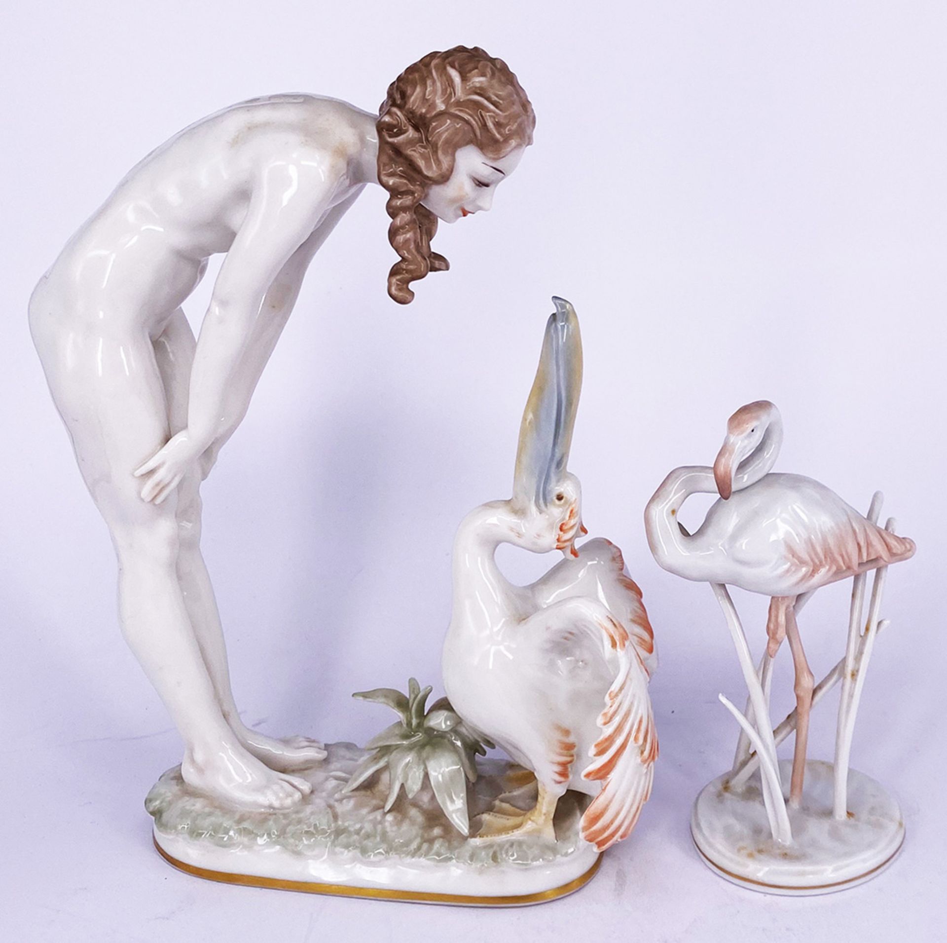Zwei Porzellanfiguren: Hutschenreuther, "Das Orakel", Frauenakt mit Pelikan, Farbstaffage, Carl