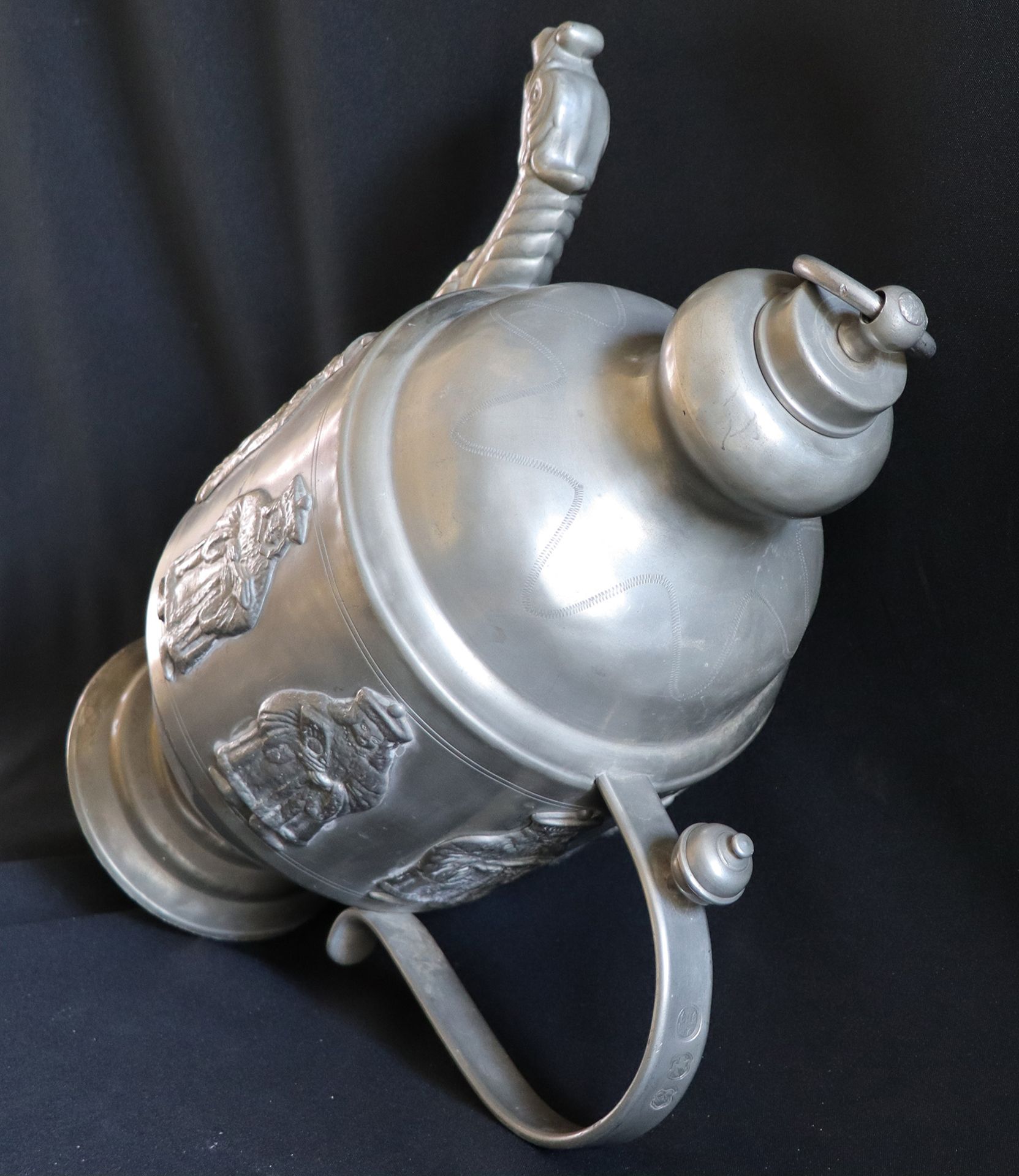 Große schwere Schraubkanne Zinn, Marken, 5,2 kg, H 50 cm / Large heavy screw jug pewter, marks, 5. - Bild 9 aus 10