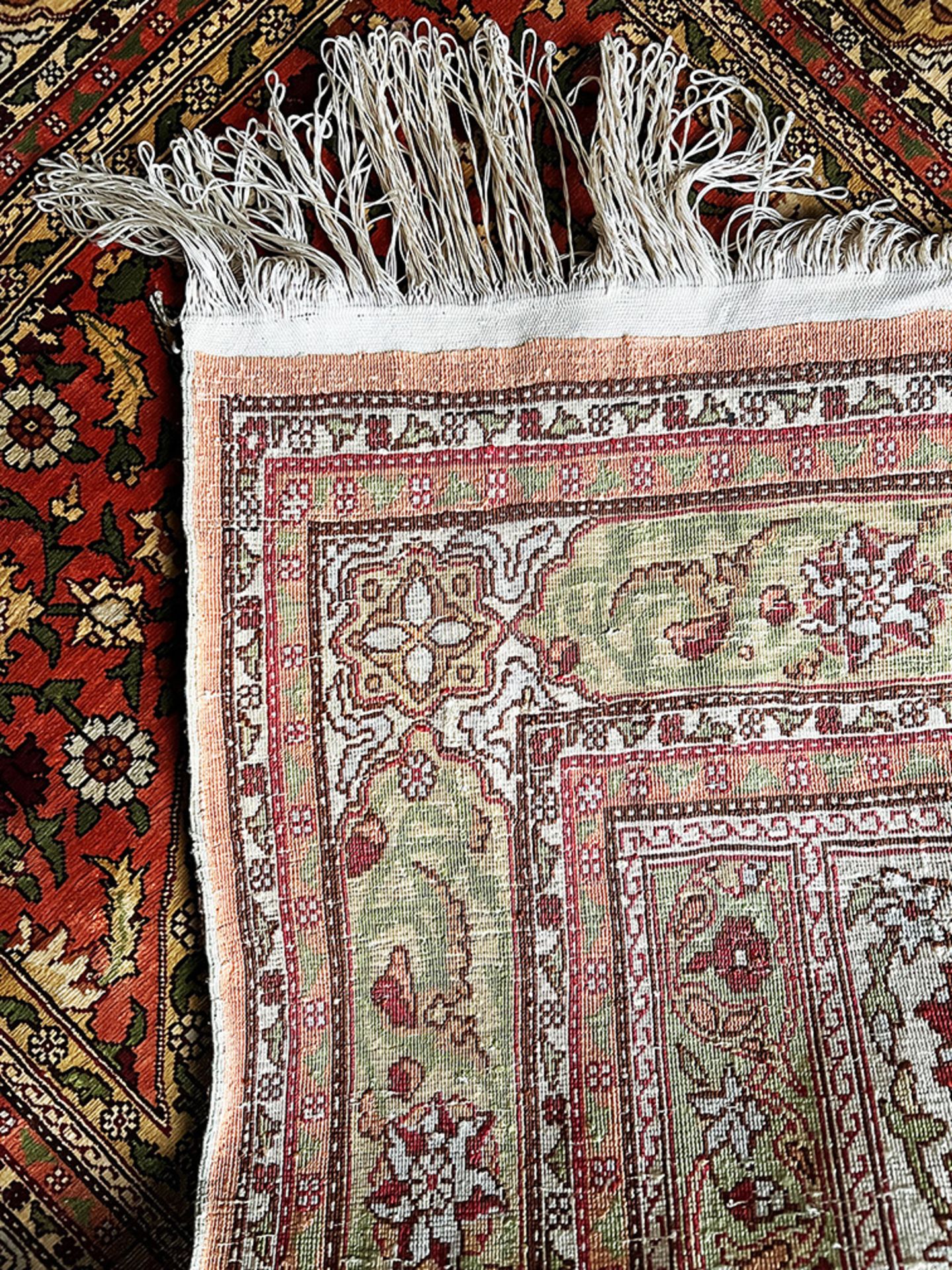 Teppich bzw. Wandteppich, Orient, Seide, mit arabischen Schriftzügen beschriftet, kaum Altersspuren, - Image 2 of 5