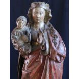 Gotische Madonna mit dem Christuskind, Rheinland, um 1470, Holz, H 80 cm. Segnende Hand, unterer