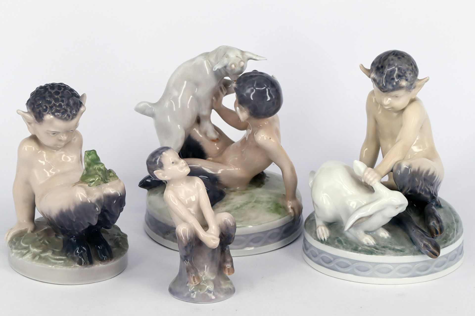 Royal Copenhagen, Dänemark, 4 Figuren: Faun mit Ziege, Modell-Nr. 498, H 13,5 cm; Faun mit Hase,