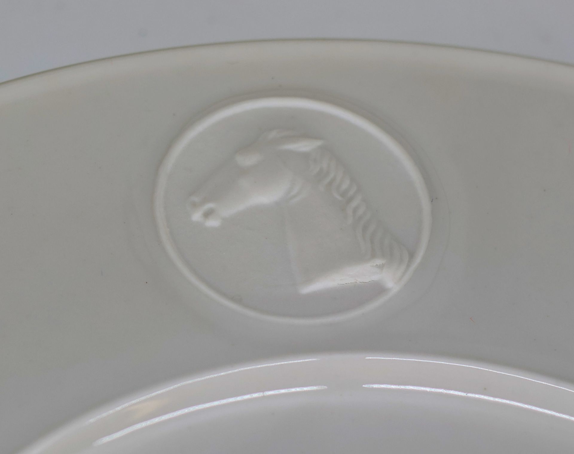 KPM Berlin, Konvolut Porzellan Service, weiß und elfenbeinweiß: 12 kleine Teller mit Pferdekopf, D - Bild 4 aus 5