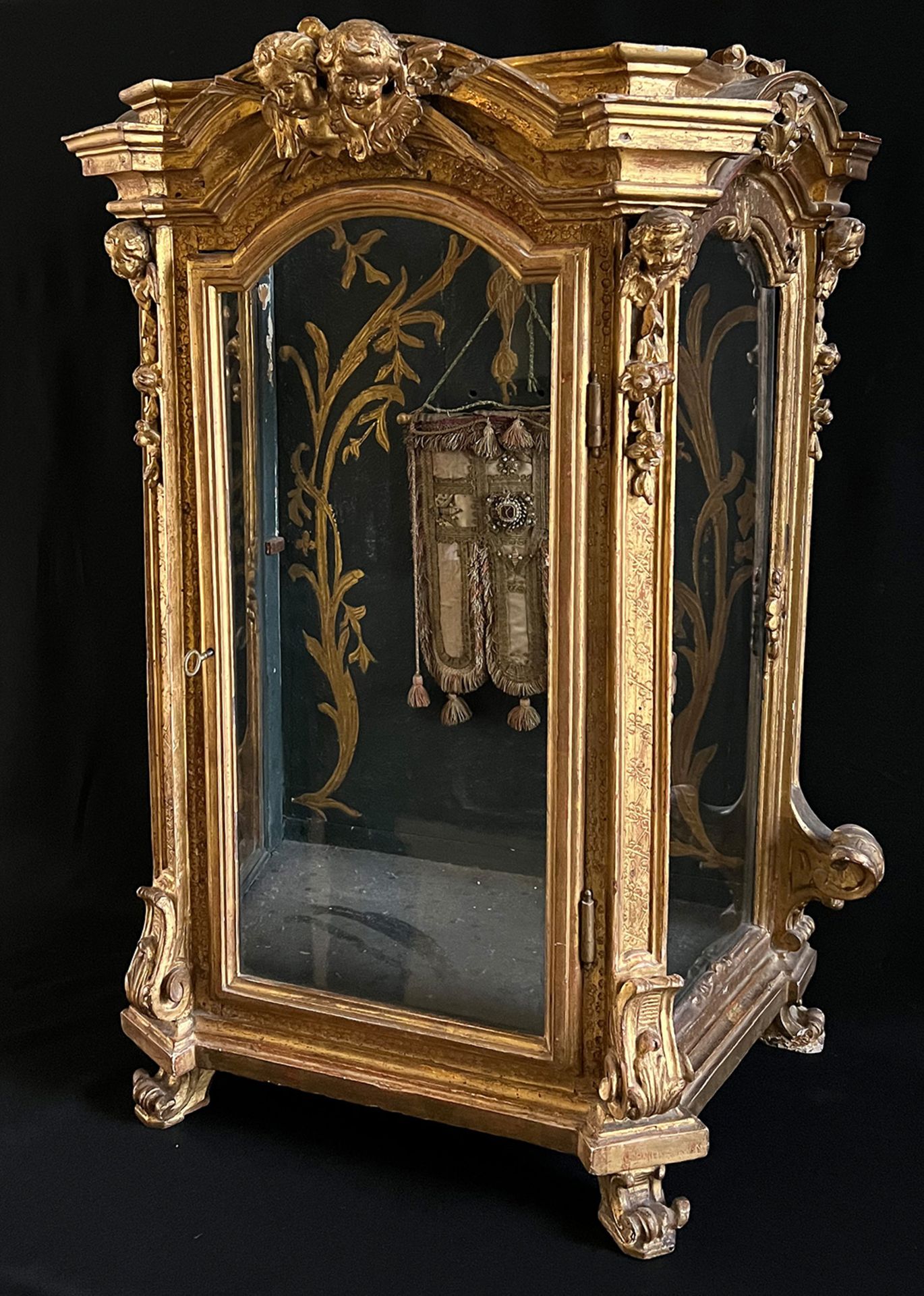 Barocker Schrein, dreiseitig verglast, Holz, vergoldet, mit Engel / Putten und Ornamentik, oben - Image 8 of 8