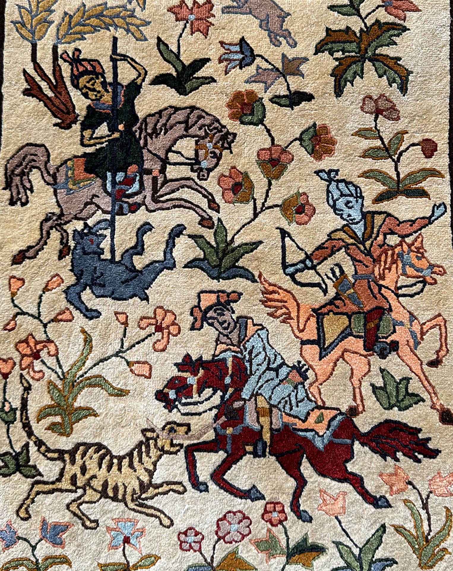 Seidenteppich, China, Darstellungen verschiedener Jagdszenen: Ziege, Löwe, Tiger...,121 x 62 cm. - Image 5 of 5