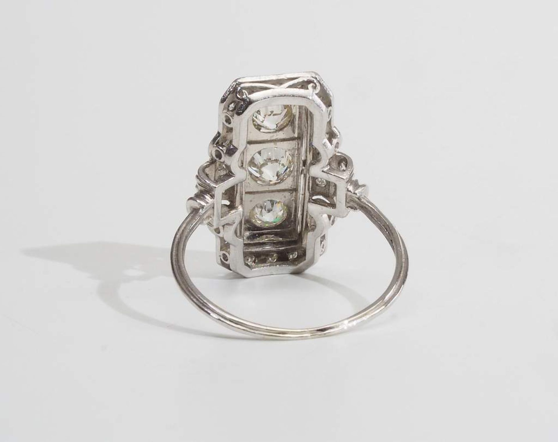 Art Déco Ring mit drei Diamanten, - Image 5 of 6