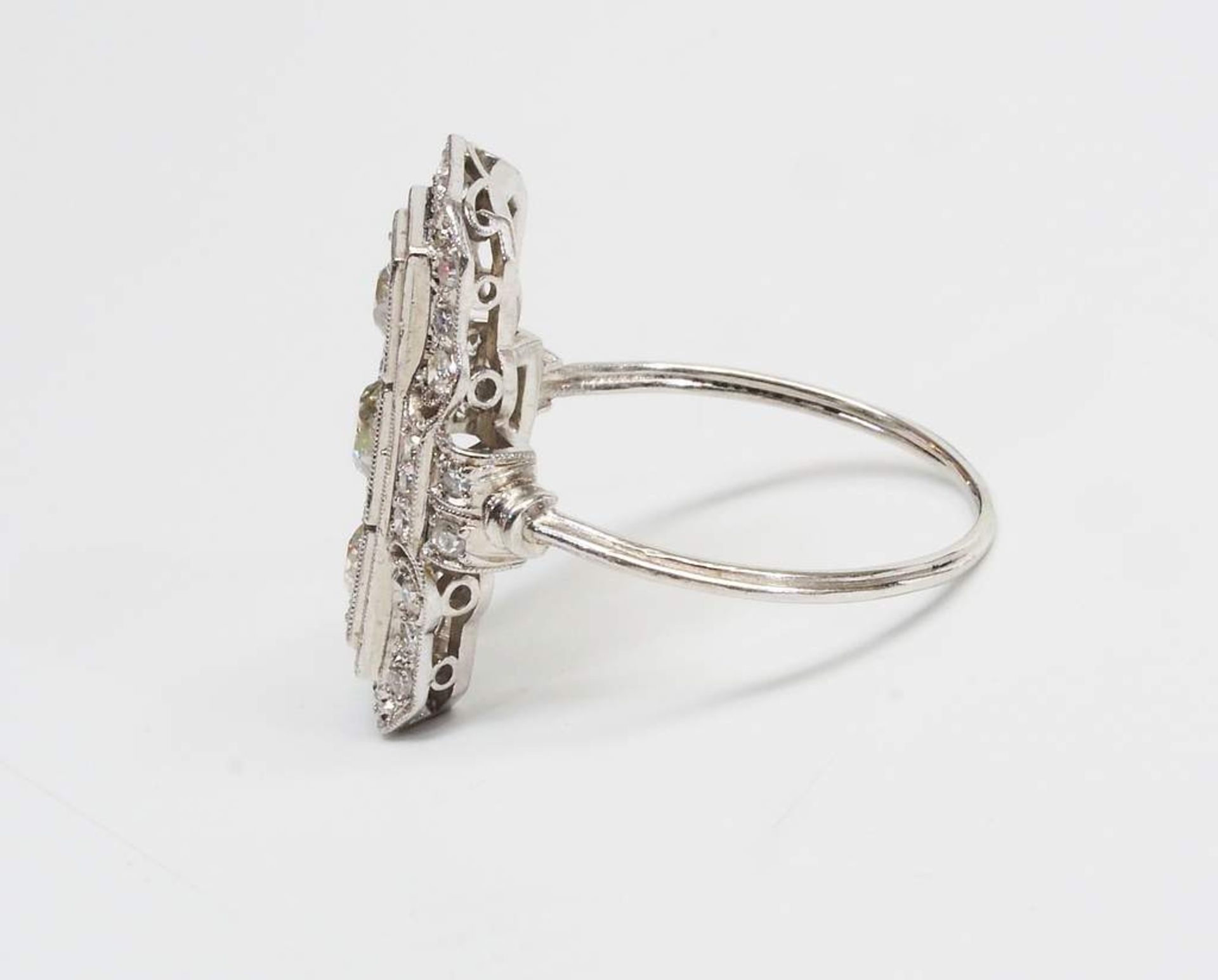 Art Déco Ring mit drei Diamanten, - Image 4 of 6