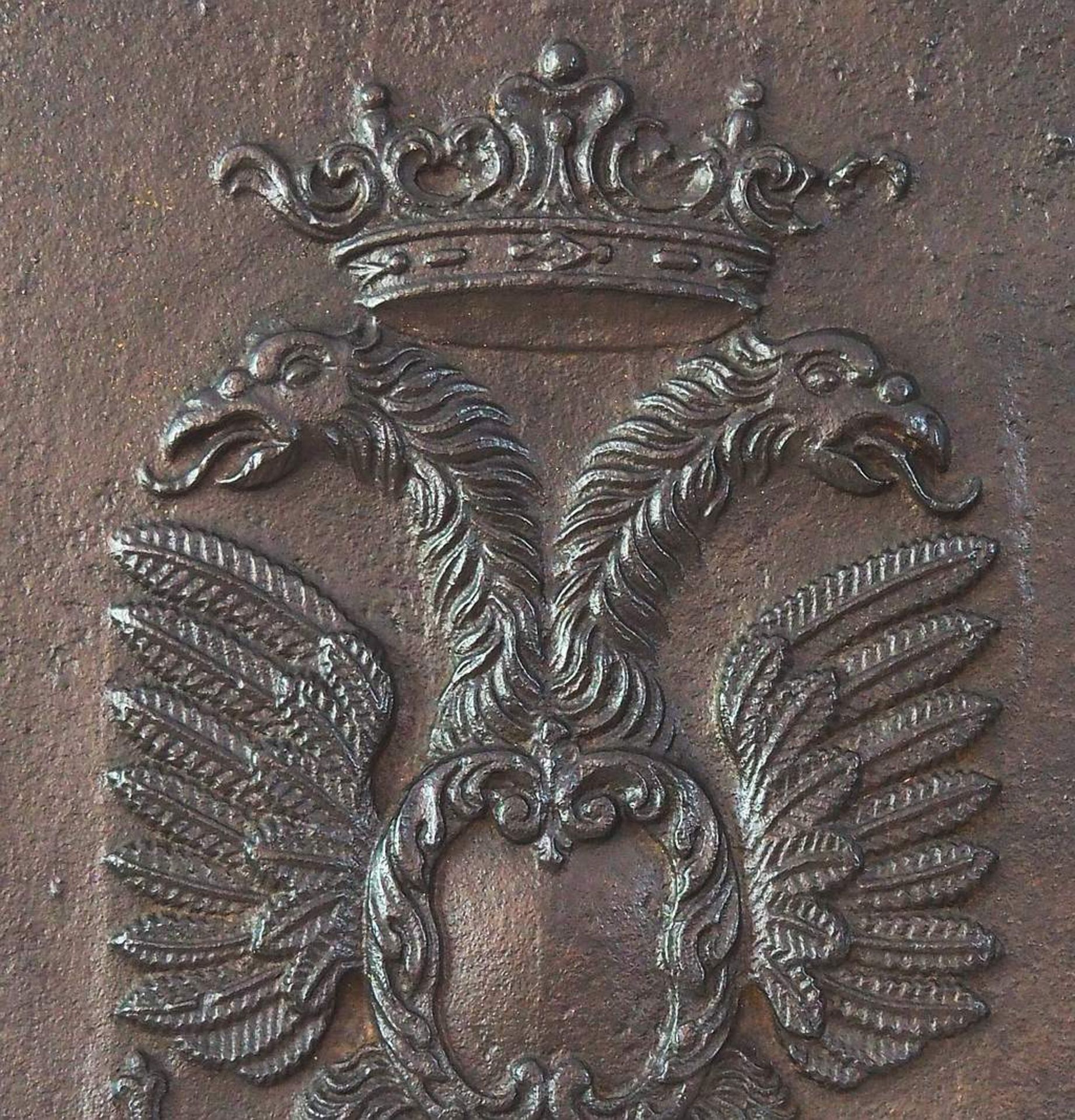Gusseiserne Kaminplatte, bekrönter Doppeladler mit freier Kartusche, unten mit Jahreszahl 1716. - Image 3 of 5