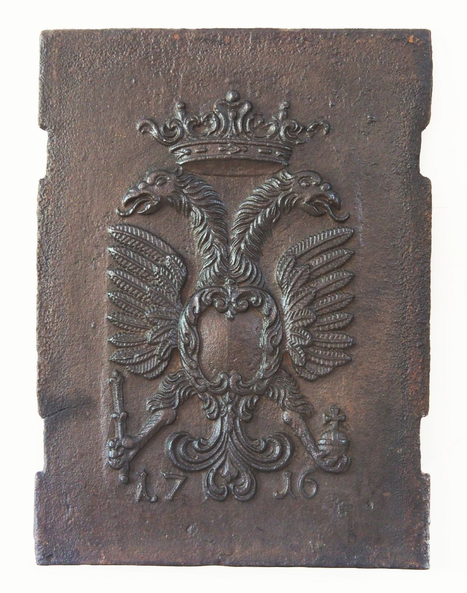 Gusseiserne Kaminplatte, bekrönter Doppeladler mit freier Kartusche, unten mit Jahreszahl 1716.
