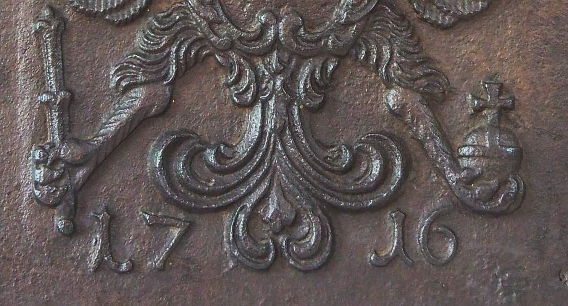 Gusseiserne Kaminplatte, bekrönter Doppeladler mit freier Kartusche, unten mit Jahreszahl 1716. - Image 4 of 5