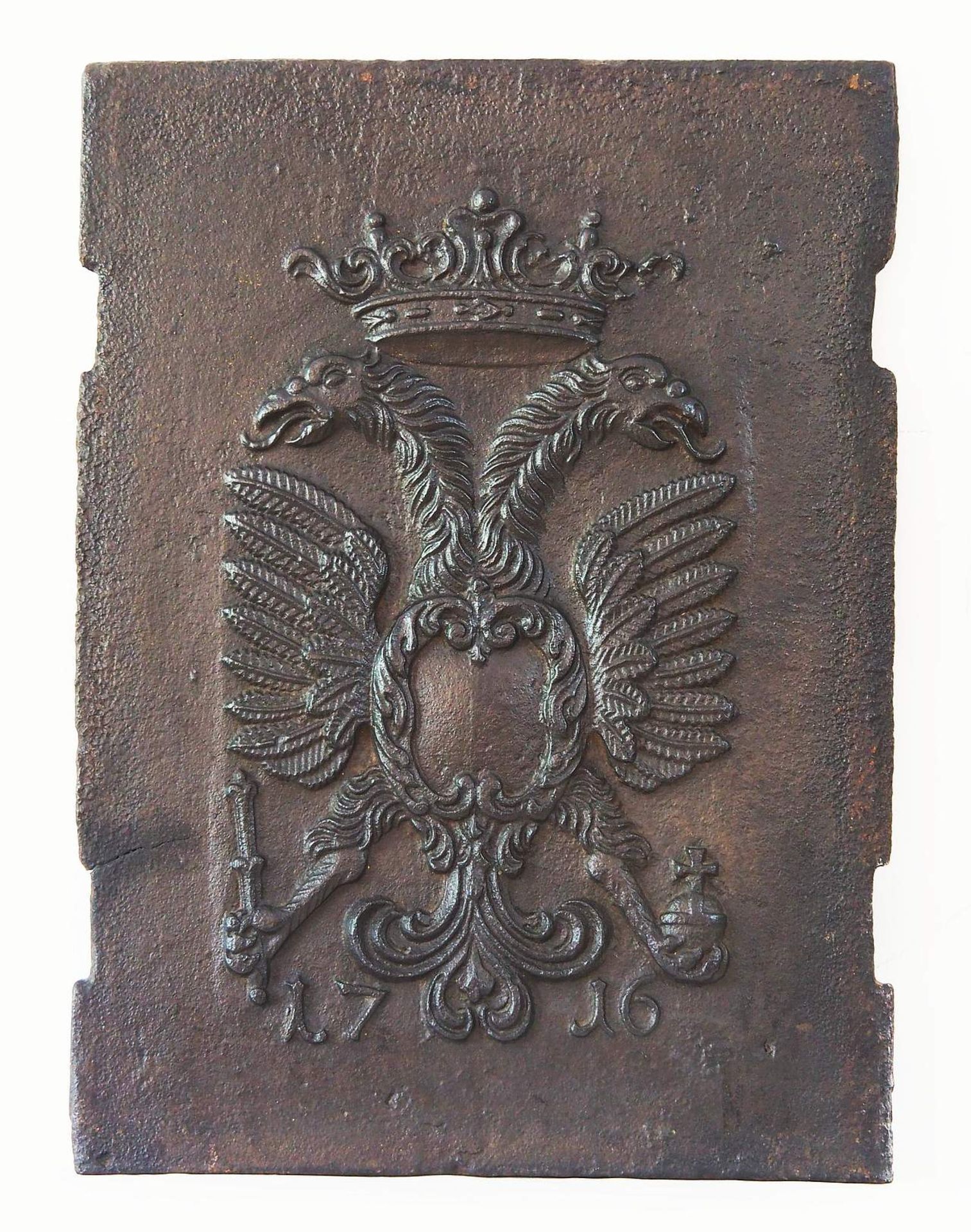 Gusseiserne Kaminplatte, bekrönter Doppeladler mit freier Kartusche, unten mit Jahreszahl 1716. - Image 2 of 5