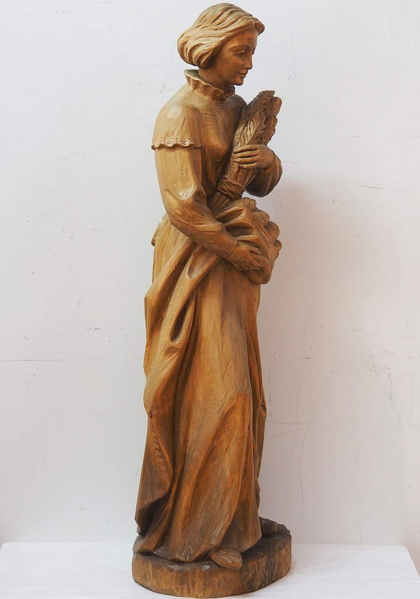 Skulptur "Heilige Notburga", 20. Jahrhundert. - Bild 3 aus 6