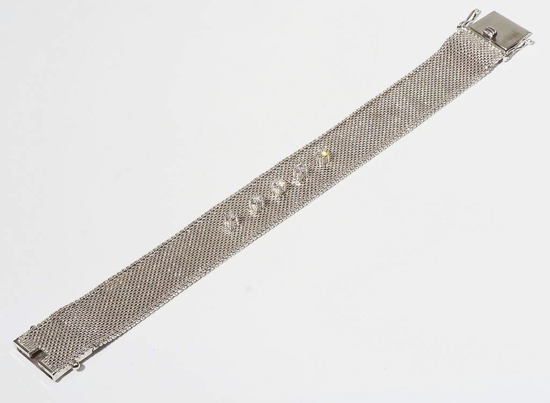 Armband in gewebter Optik mit fünf Brillanten, zusammen ca. 0,6 ct. G-H/vvs -vs., - Image 4 of 8