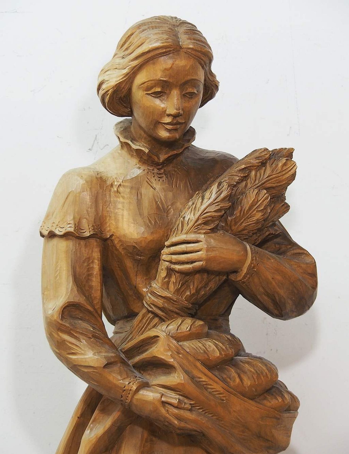 Skulptur "Heilige Notburga", 20. Jahrhundert. - Bild 6 aus 6