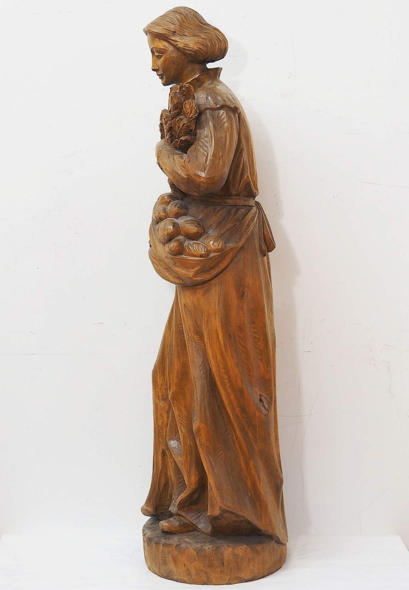 Skulptur "Heilige Notburga", 20. Jahrhundert. - Bild 5 aus 6