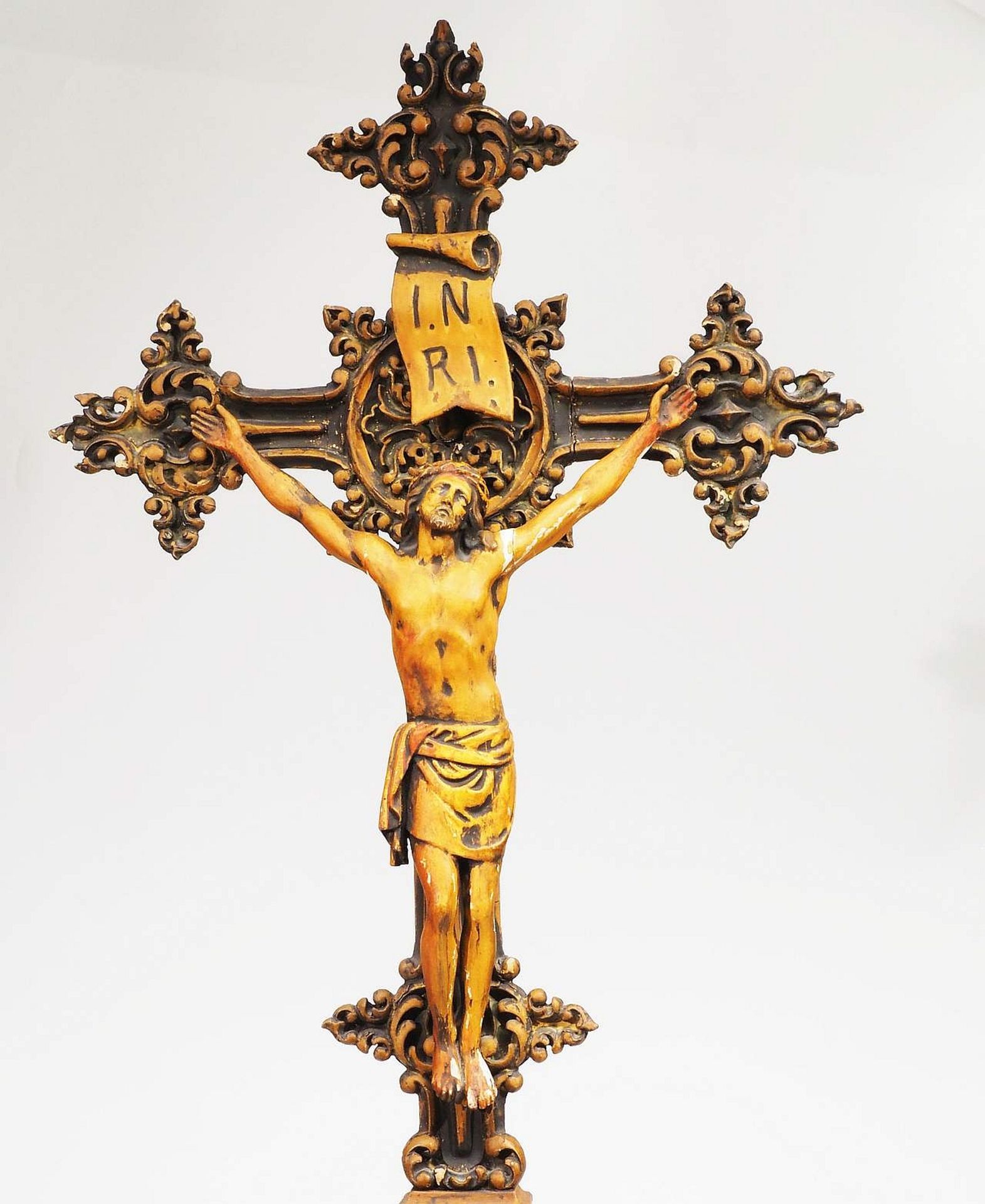 Standkruzifix,  Historismus. Holz, reich geschnitzt - Bild 3 aus 6