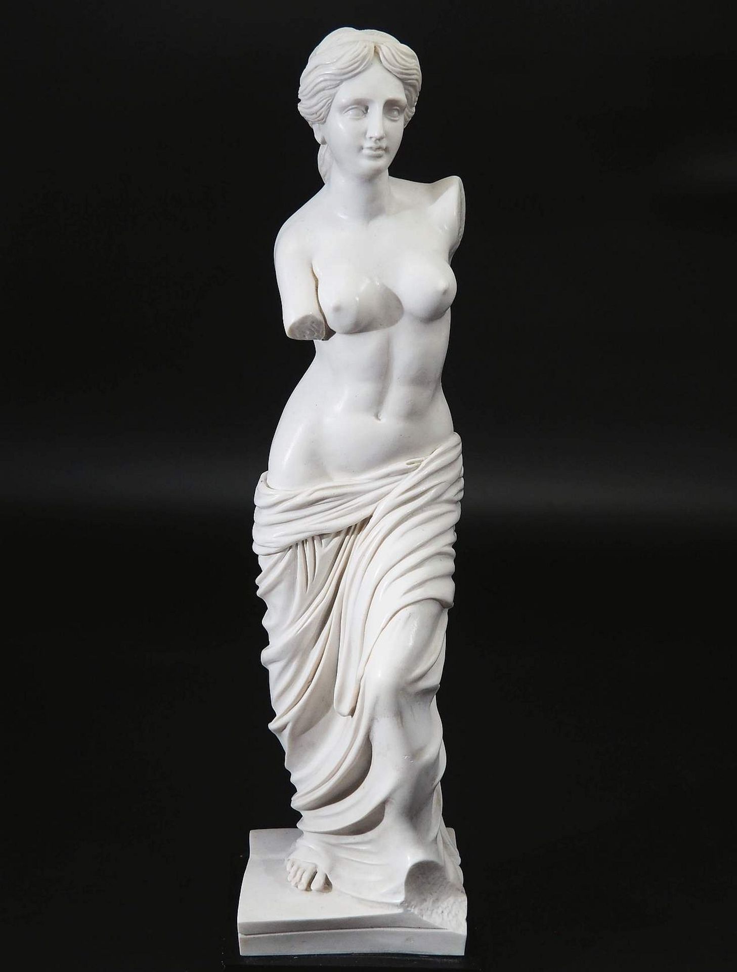 Halbakt "Venus von Milo", die wohl berühmteste Skulptur der Antike.  - Bild 2 aus 7