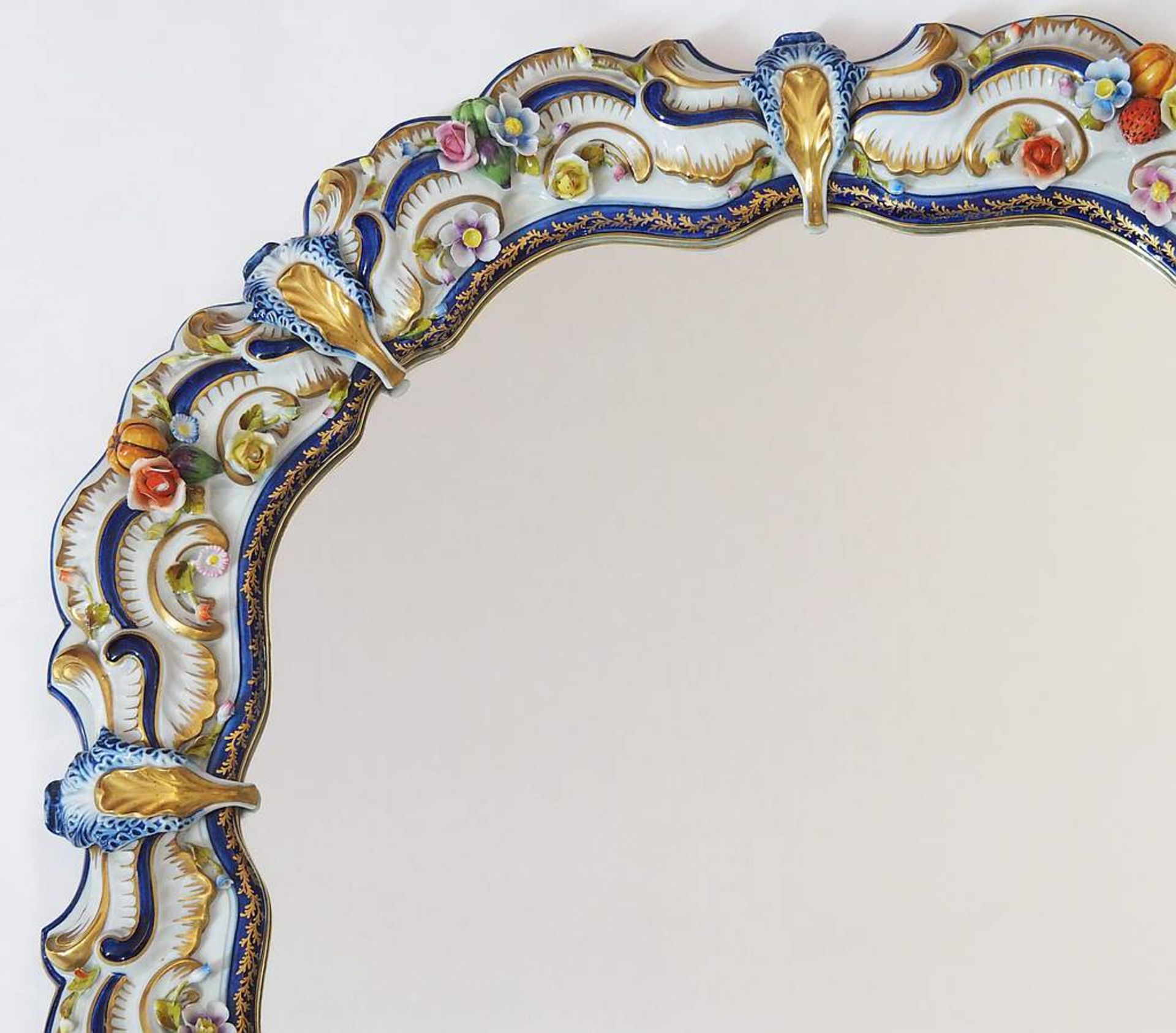 Spiegel mit Porzellanrahmen. 20. Jahrhundert.  - Bild 4 aus 5