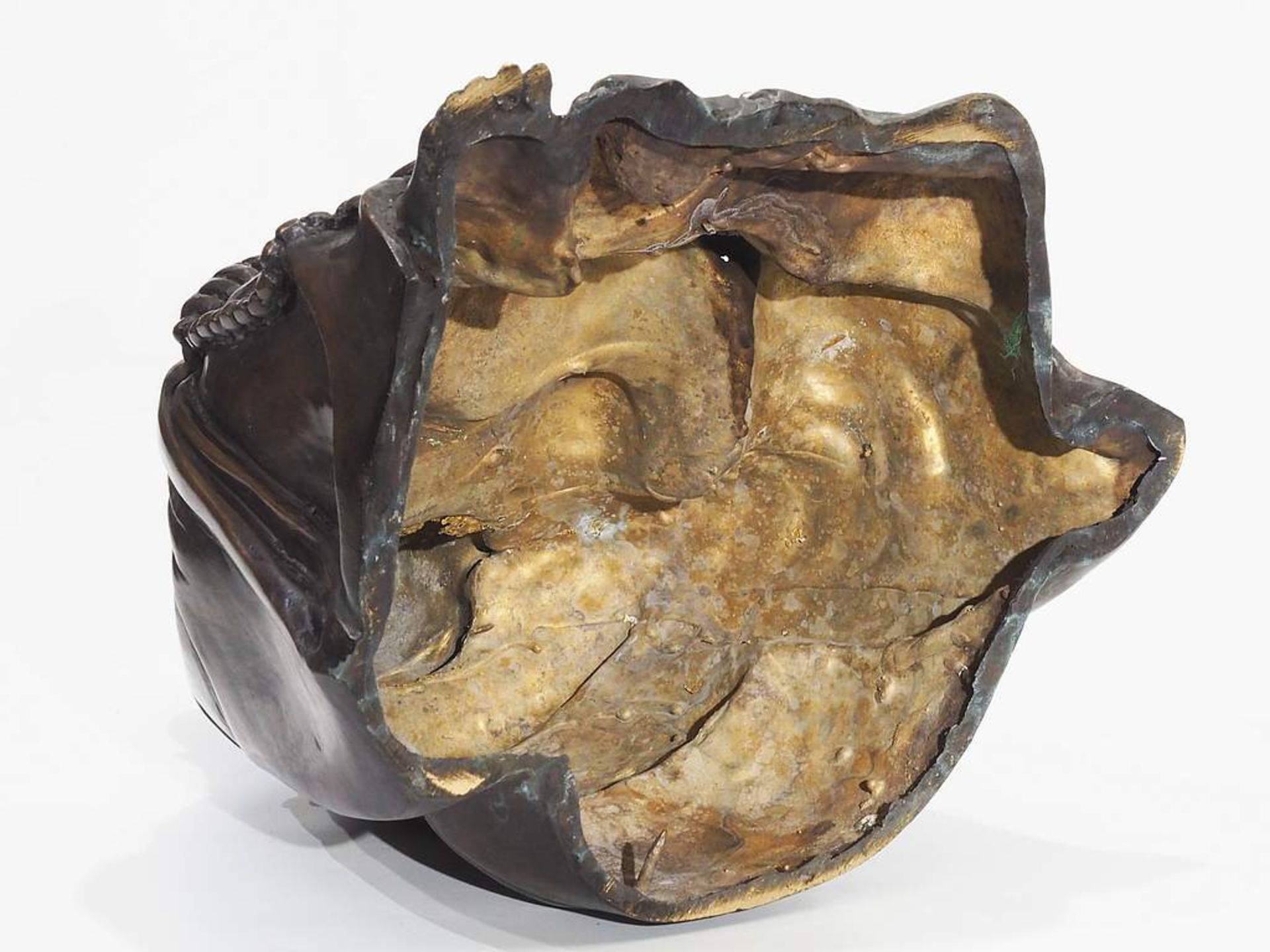 Bronzeplastik des sitzenden Hotai mit Lotusknospe und Malakette.  - Bild 6 aus 6