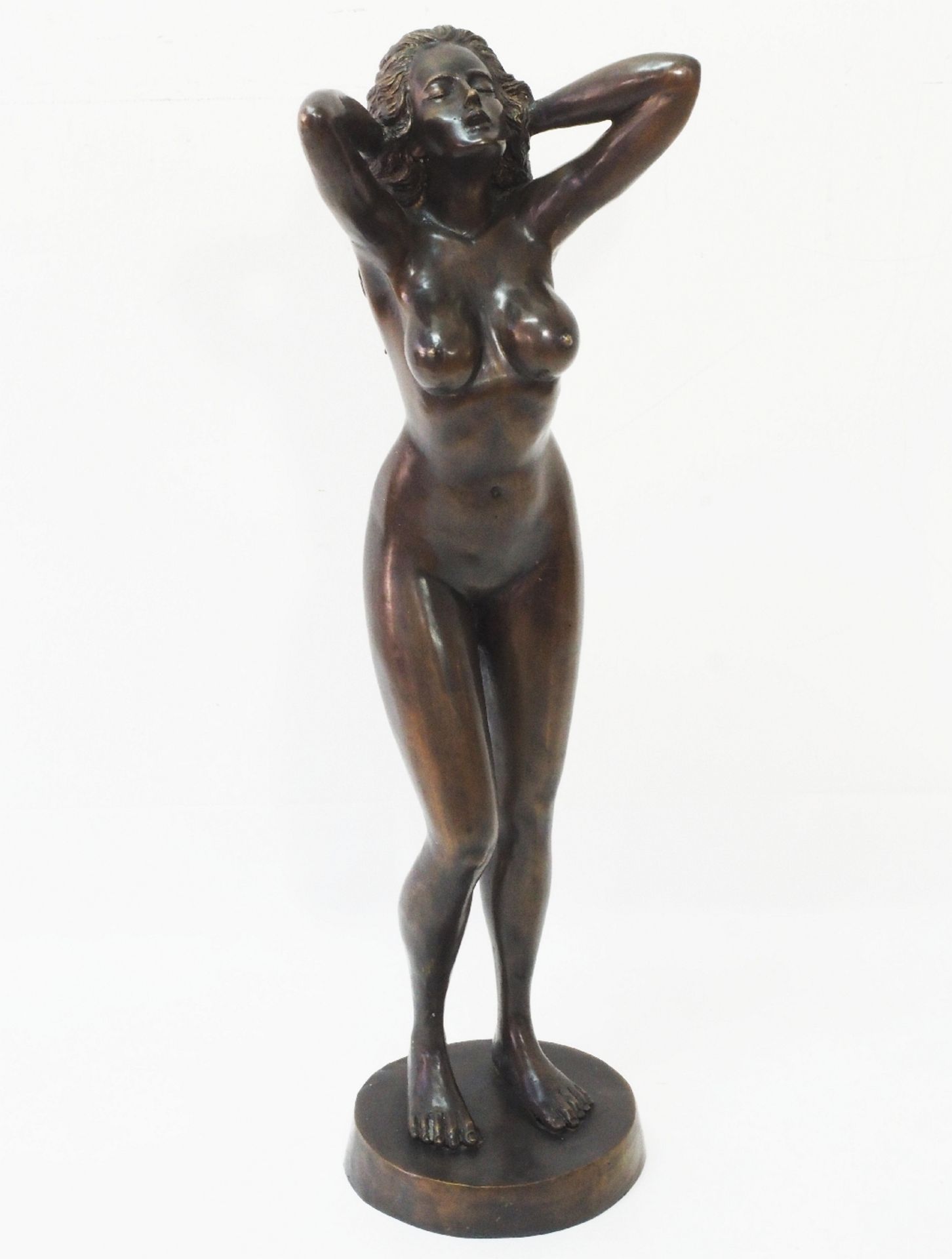 Stehender Frauenakt,   Bildhauer unbekannt. Bronze, braun patiniert. 