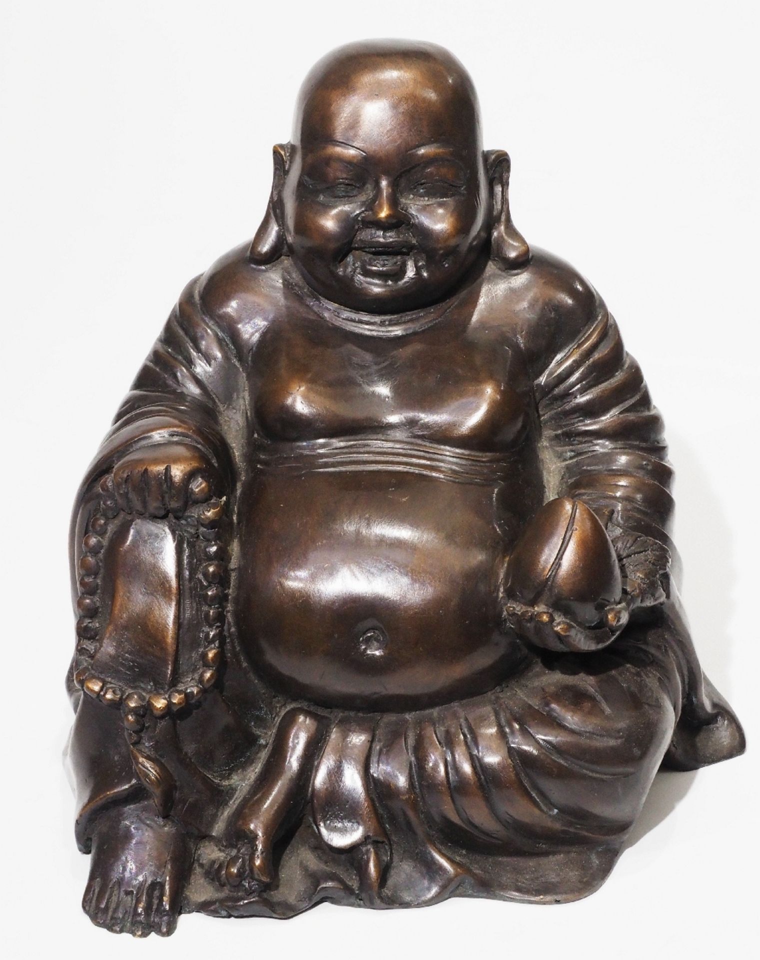 Bronzeplastik des sitzenden Hotai mit Lotusknospe und Malakette. 
