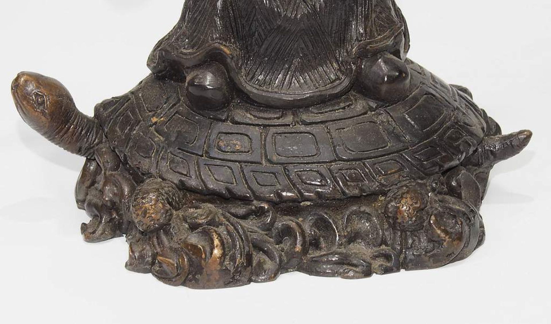Bronzeplastik  "Glücksgott auf Schildkröte",  China, 20. Jahrhundert.  - Bild 7 aus 8