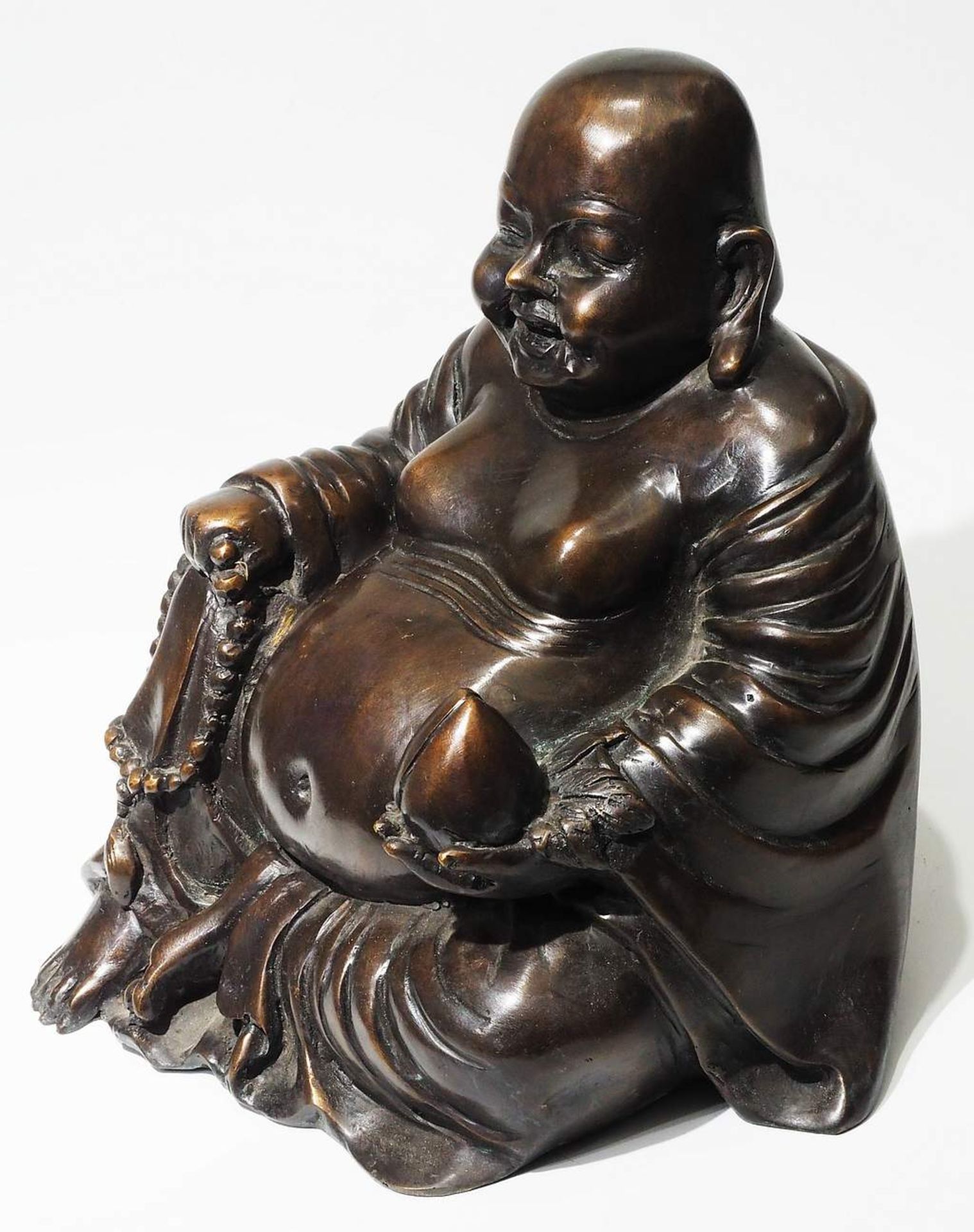Bronzeplastik des sitzenden Hotai mit Lotusknospe und Malakette.  - Bild 3 aus 6