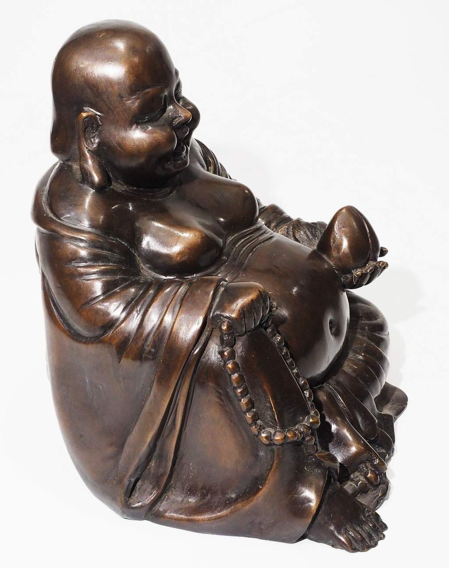 Bronzeplastik des sitzenden Hotai mit Lotusknospe und Malakette.  - Bild 4 aus 6
