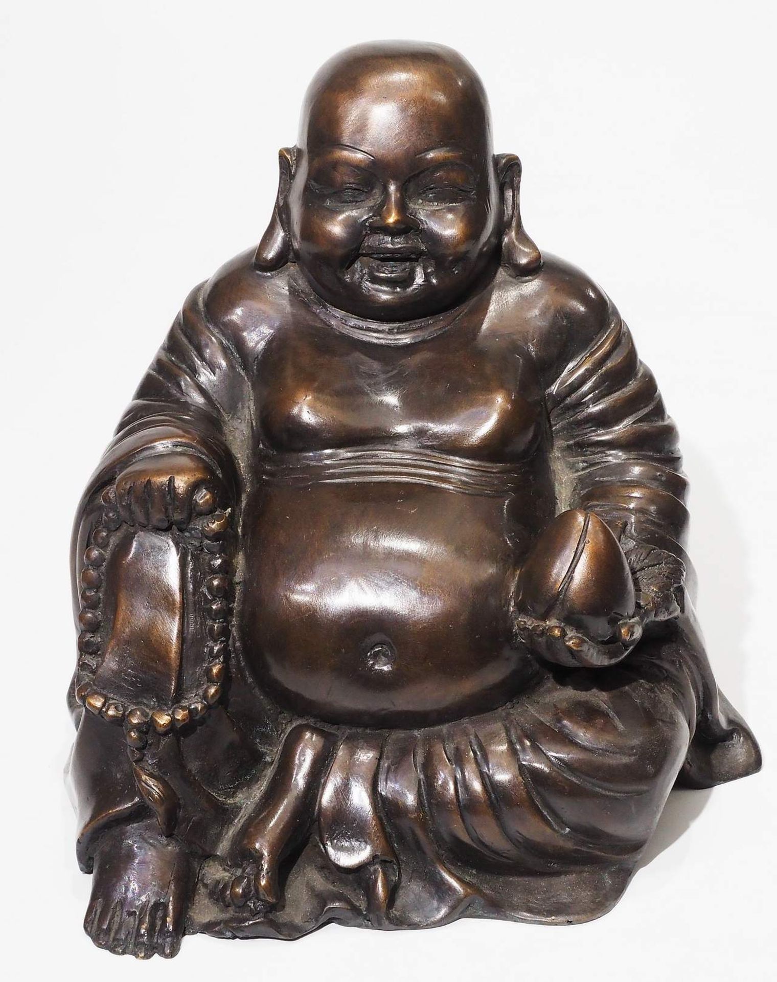 Bronzeplastik des sitzenden Hotai mit Lotusknospe und Malakette.  - Bild 2 aus 6