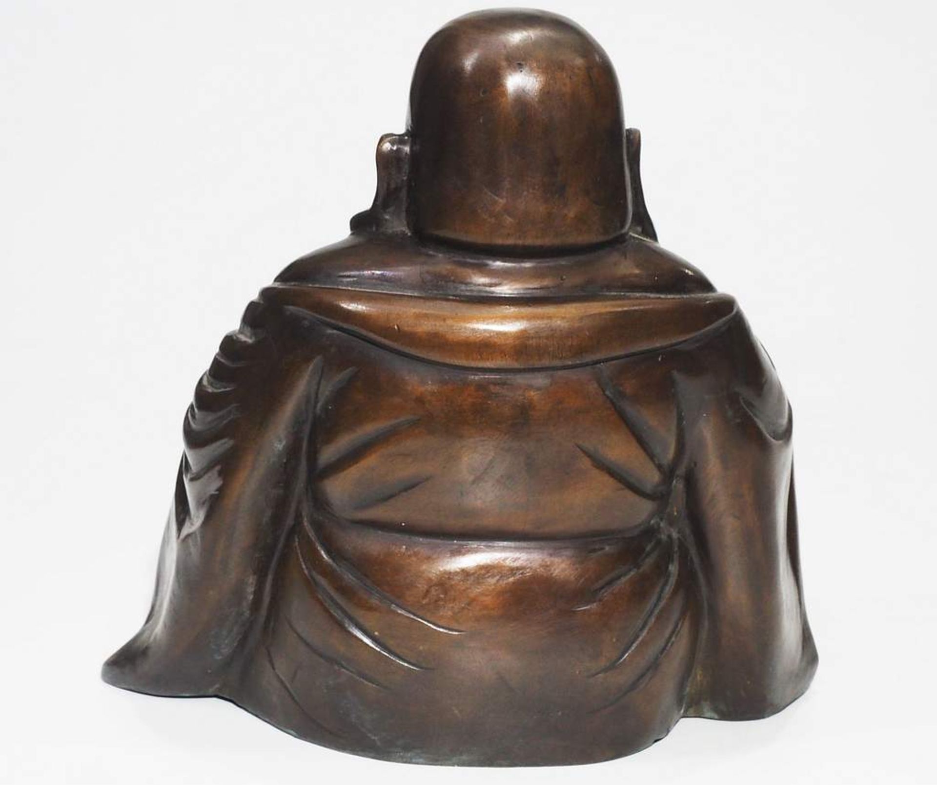 Bronzeplastik des sitzenden Hotai mit Lotusknospe und Malakette.  - Bild 5 aus 6