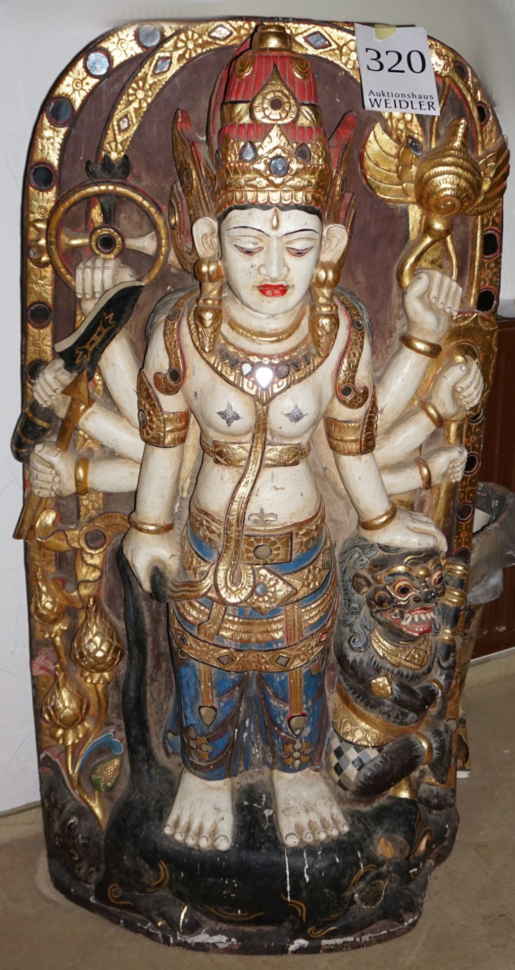 1 asiatische Holzfigur "Durga", wohl 20. Jh., H ca. 122cm B ca. 60cm T ca. 25cm, Asp.