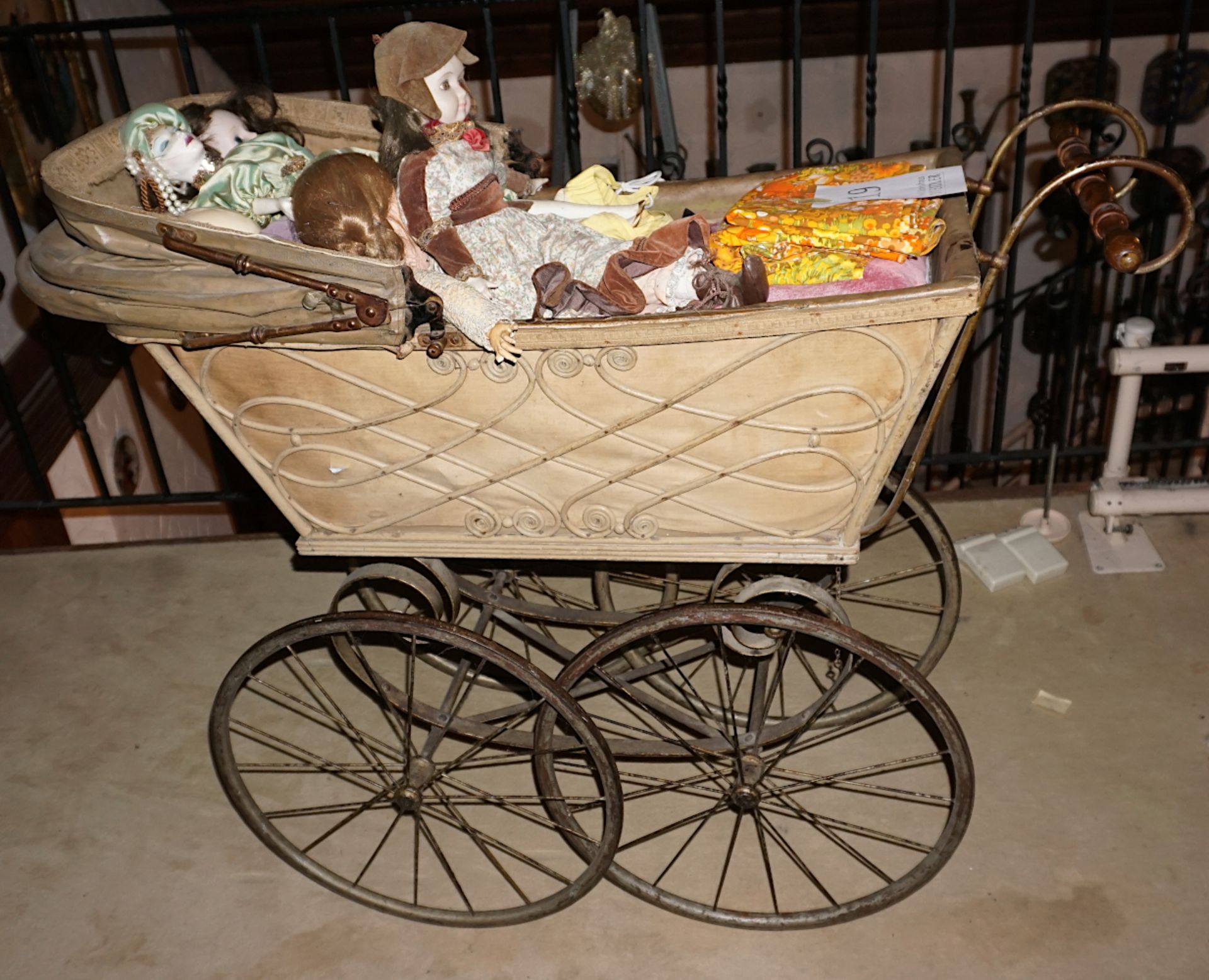 1 Puppenwagen, wohl um 1900, H ca. 110cm B ca. 120cm, mit Puppen, Asp.