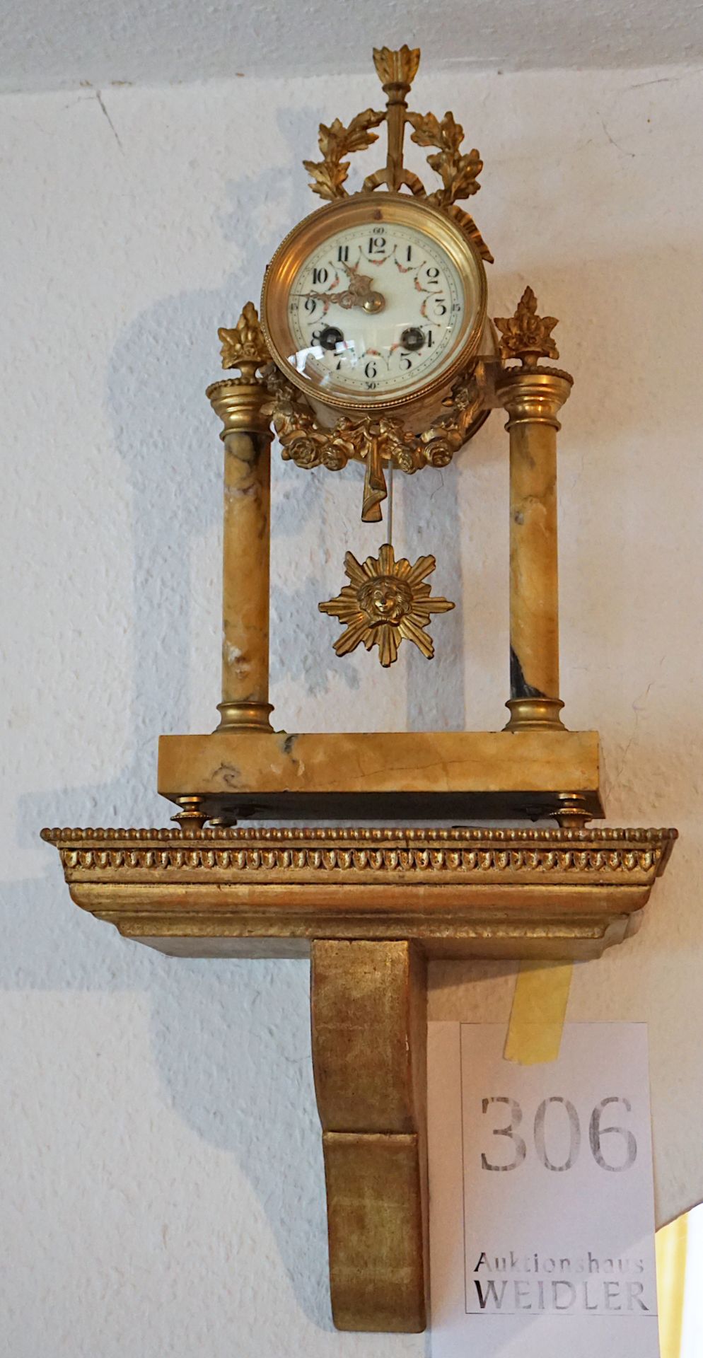 1 Konsolenuhr, wohl 19. Jh., vergoldet, mit Marmor, auf Holzkonsole, Asp.