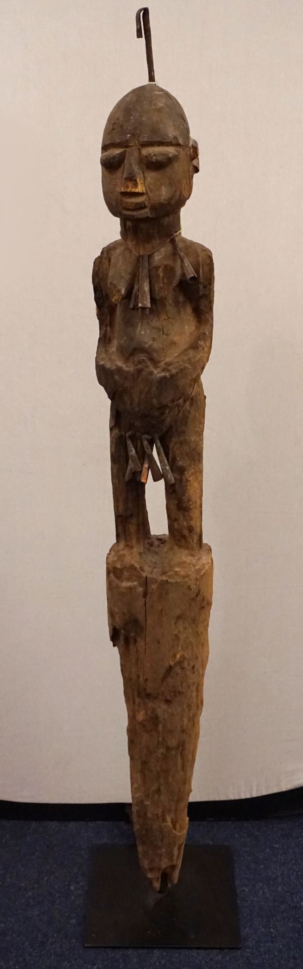 1 Figur lt. EL im Stil Anago-Fon Kultur Benin, rücks. bez. "Bochio Fon, Benin" Holz/Metall, ca. H mi