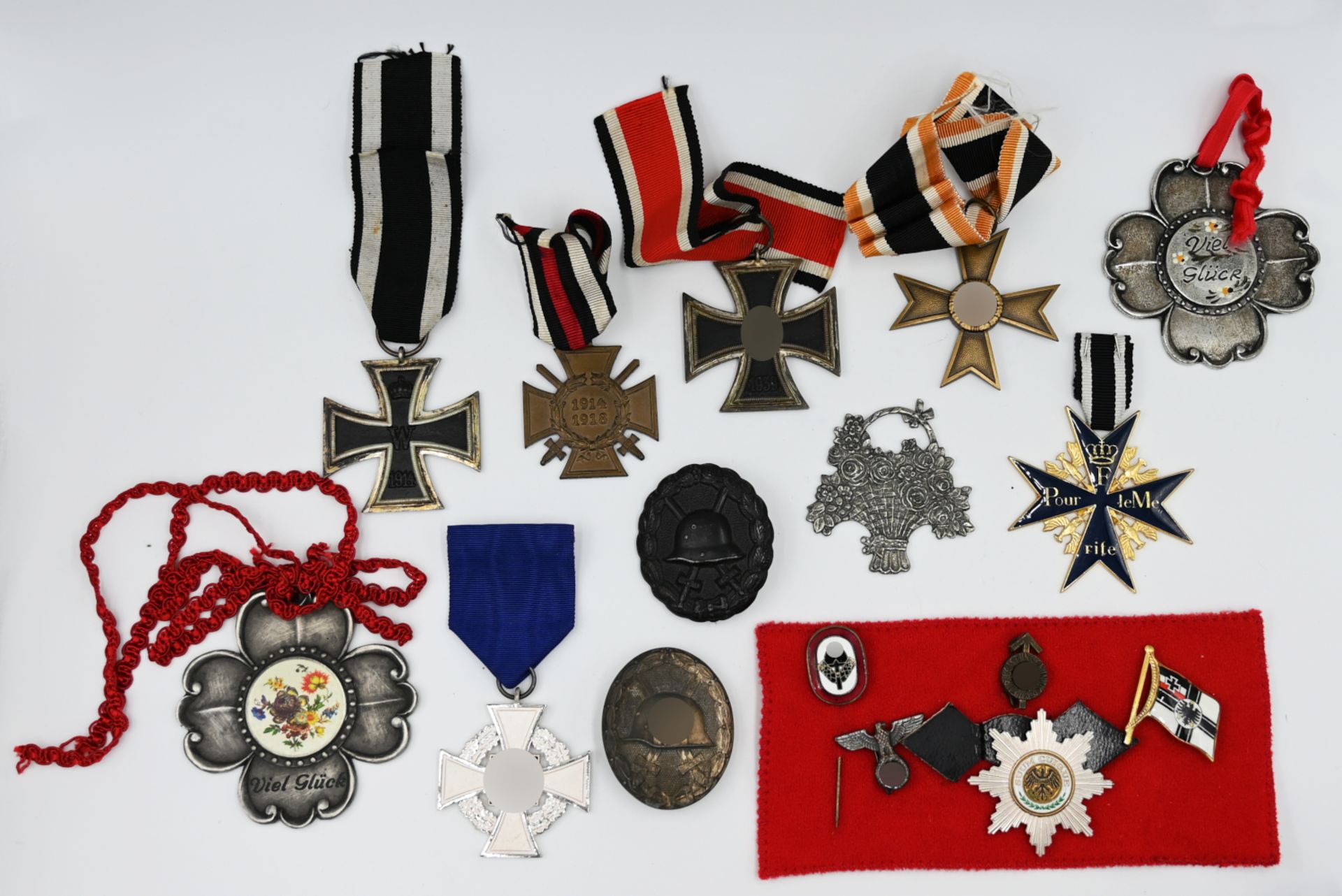 1 Konv. Orden 1.+2. WK: "Eisernes Kreuz", "Kriegsverdienstkreuz" 2. Klasse, "Ehrenkreuz für Frontkam