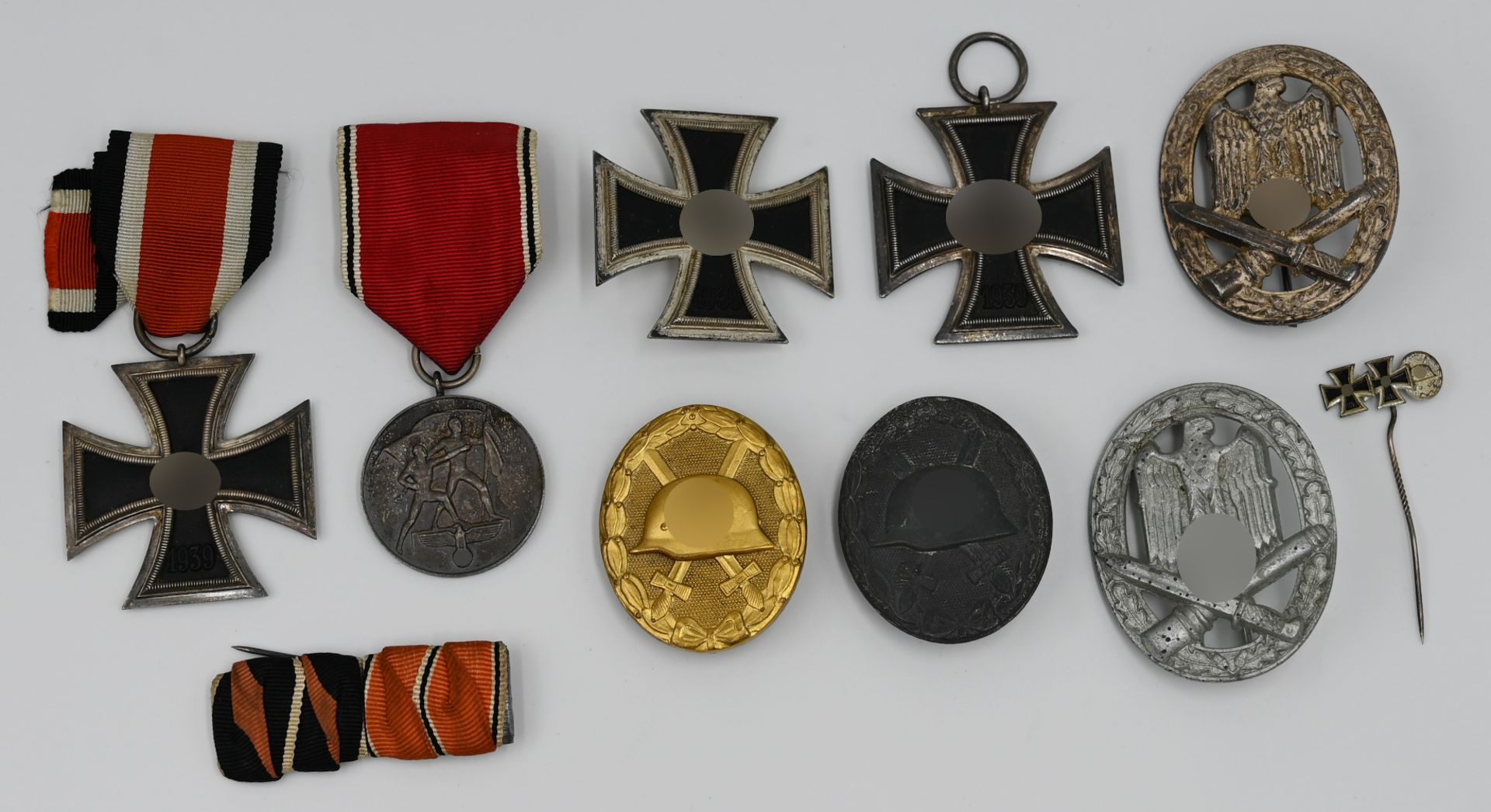 1 Konvolut Orden/Abzeichen 2. WK u.a., "Eisernes Kreuz", "Verwundetenabzeichen", "Sturmabzeichen" u