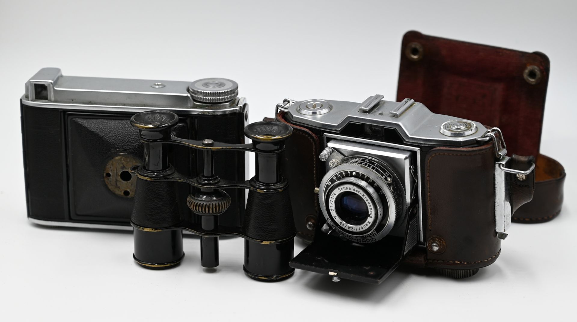 4 Fotoapparate: ZEISS IKON z.B. "S310", "Compur-Rapid", VOIGTLÄNDER "Bessa 46" sowie Ojektive und Fe