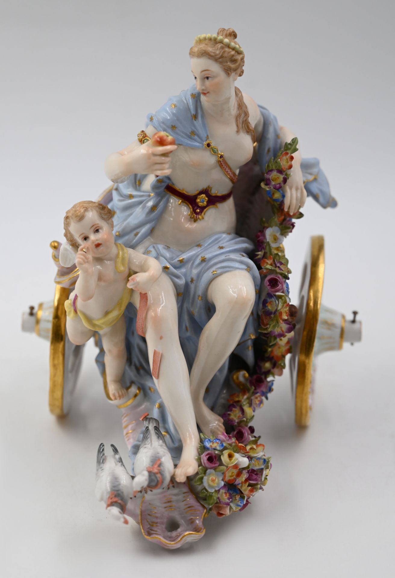 1 Figurengruppe Porzellan MEISSEN Knaufschwerter, "Venus und Amor im Muschelwagen von zwei Tauben g - Image 2 of 6