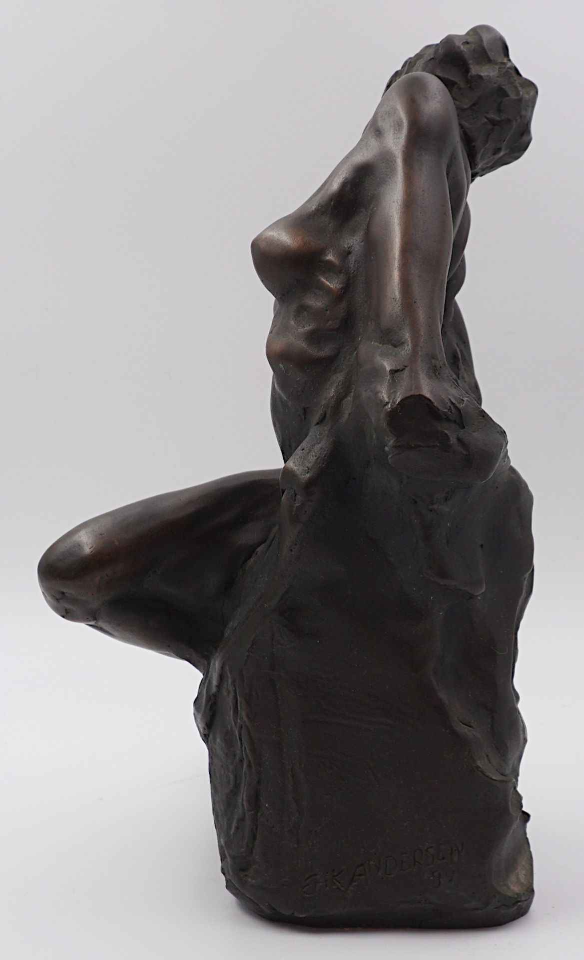 1 Plastik r.u. sign. Erik ANDERSEN (wohl * 1977) "Weiblicher Akt" Bronze, H ca. 32cm, ber., Asp. - Bild 3 aus 6