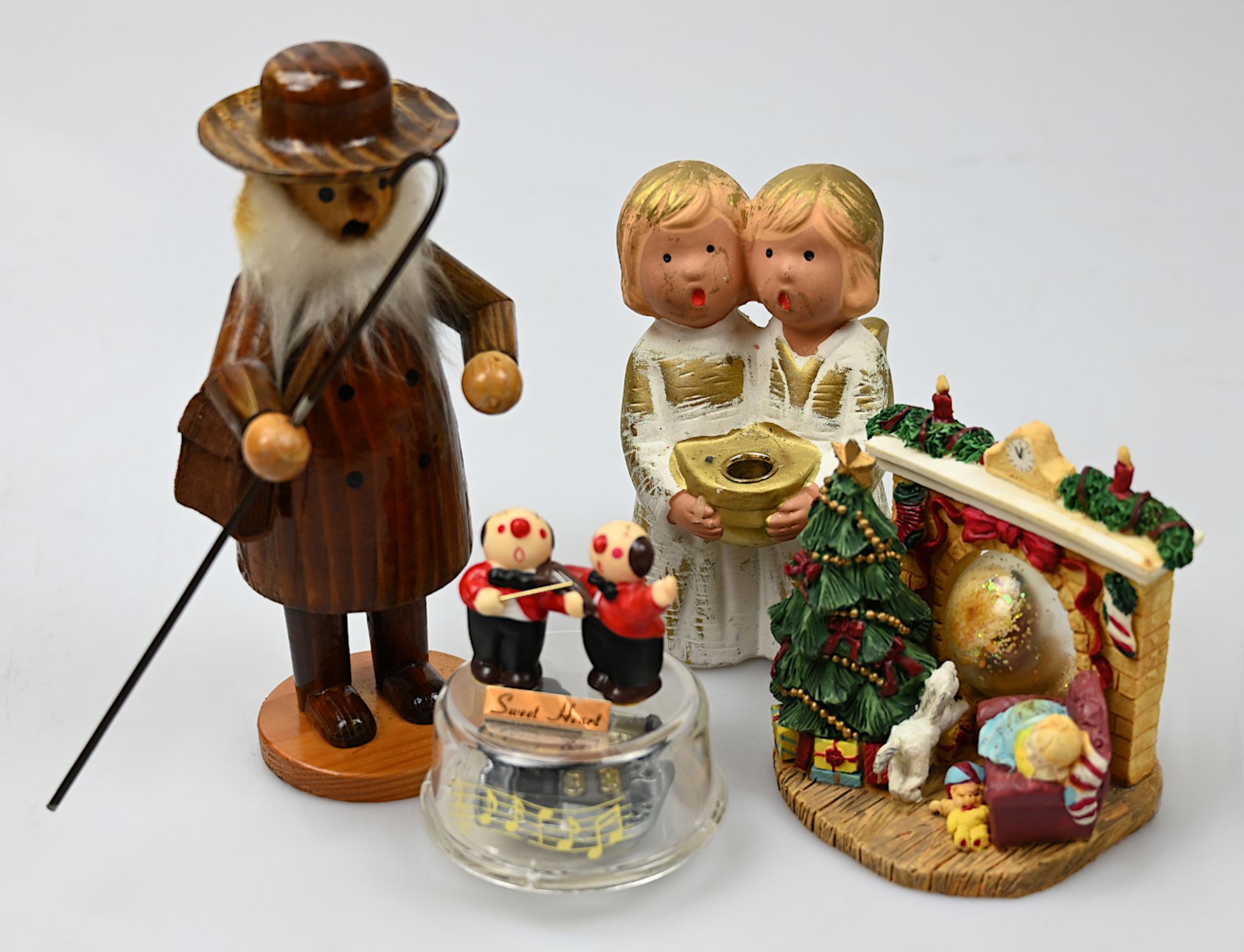 1 Konv. Weihnachts-/Dekorationsobjekte: Kerzenständer "Engel", massive Kerze ca. H 25cm, u.a., z.T.