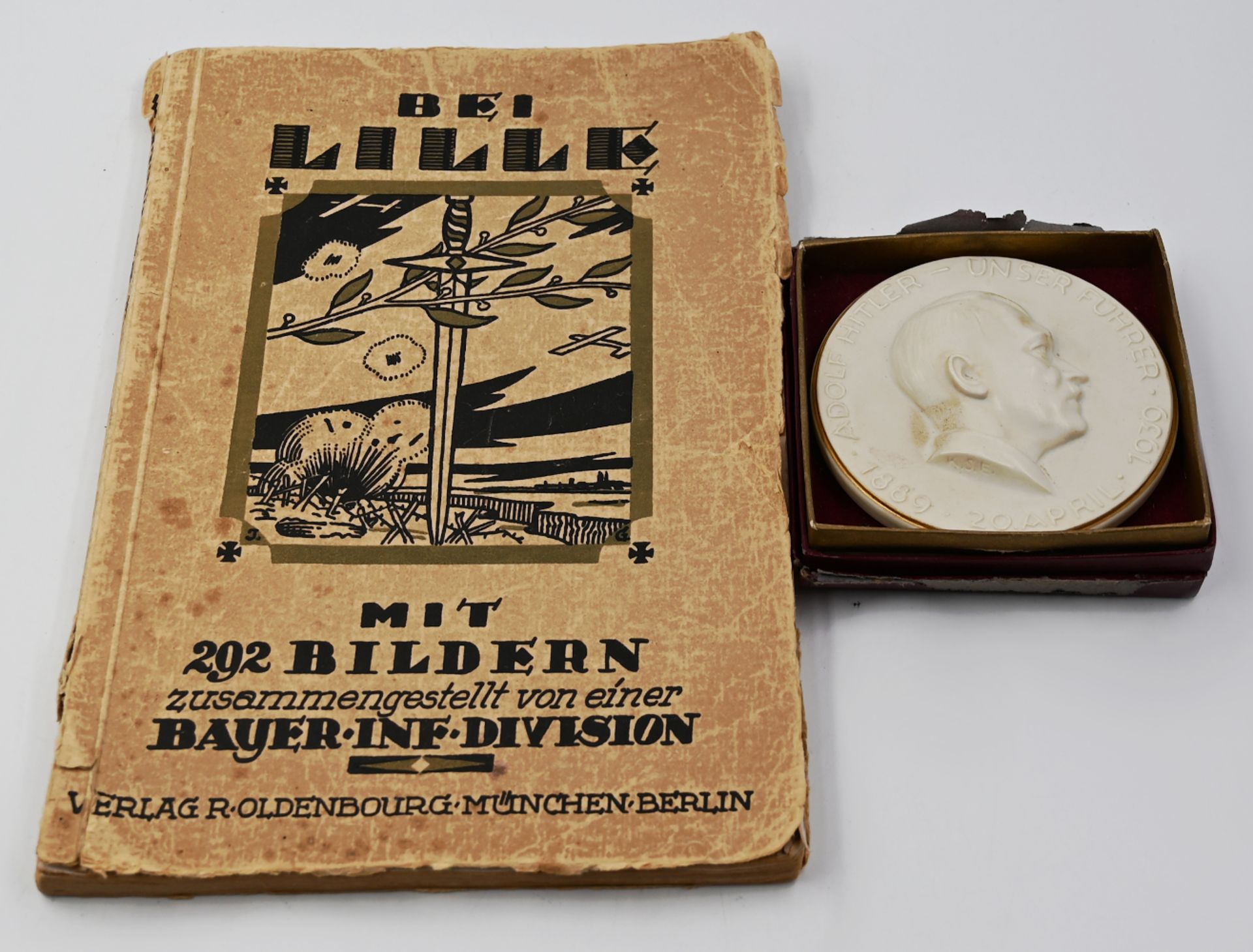 1 Konv.: 1 Plakette "Adolf HITLER-Unser Führer" (der Nürnberger Schuljugend gewidmet...), - Image 2 of 2