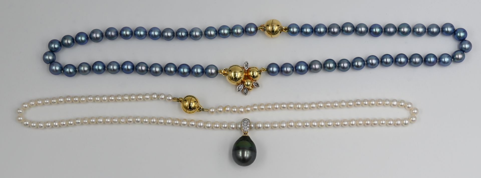 2 Perlenketten je mit 1 Magnetverschluss Silber vergoldet, sowie 1 Verschluss GG/ WG 14ct. mit Brill