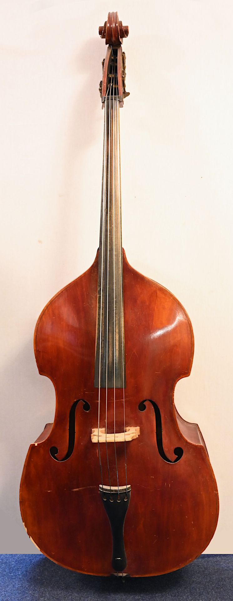 1 Kontrabass mit 4 Saiten (wohl 20. Jh.), ca. H 190cm, z.T. besch. (Abrieb, Kratzer u.a./Bogen fehlt