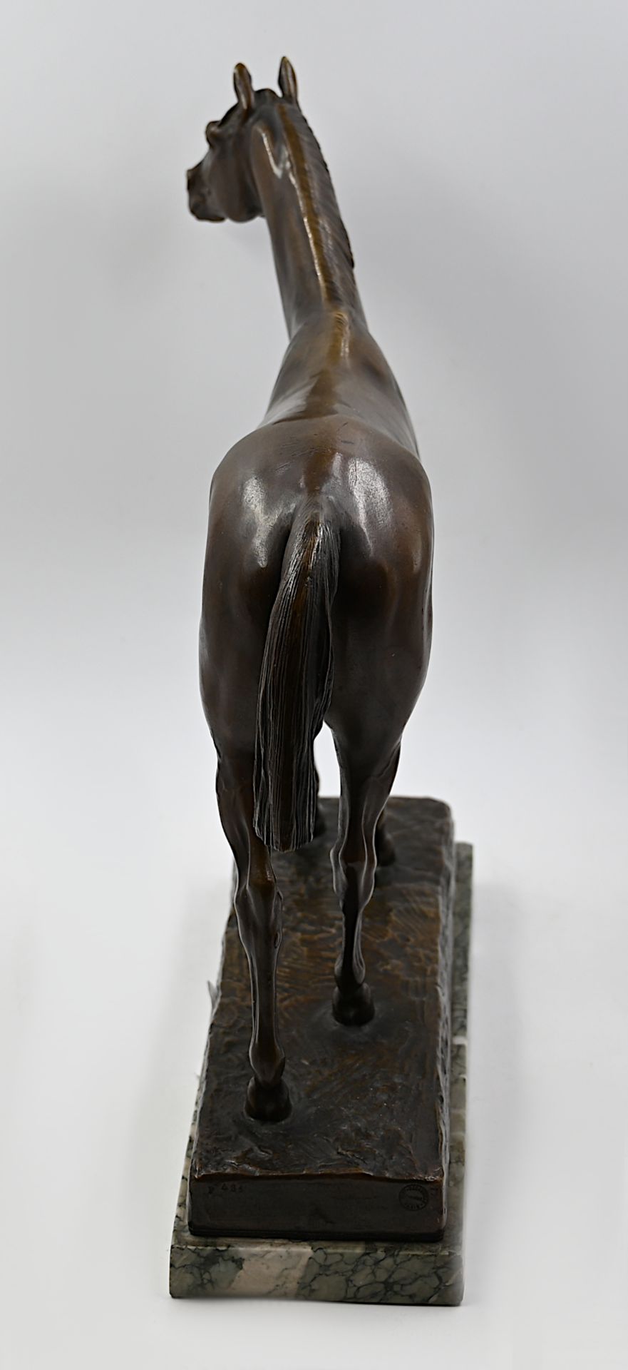 1 Bronzefigur am Sockel bez. J. L. GÉROME (wohl Jean-Léon GÉROME 1824-1904) "Stehender Vollbluthengs - Bild 4 aus 5