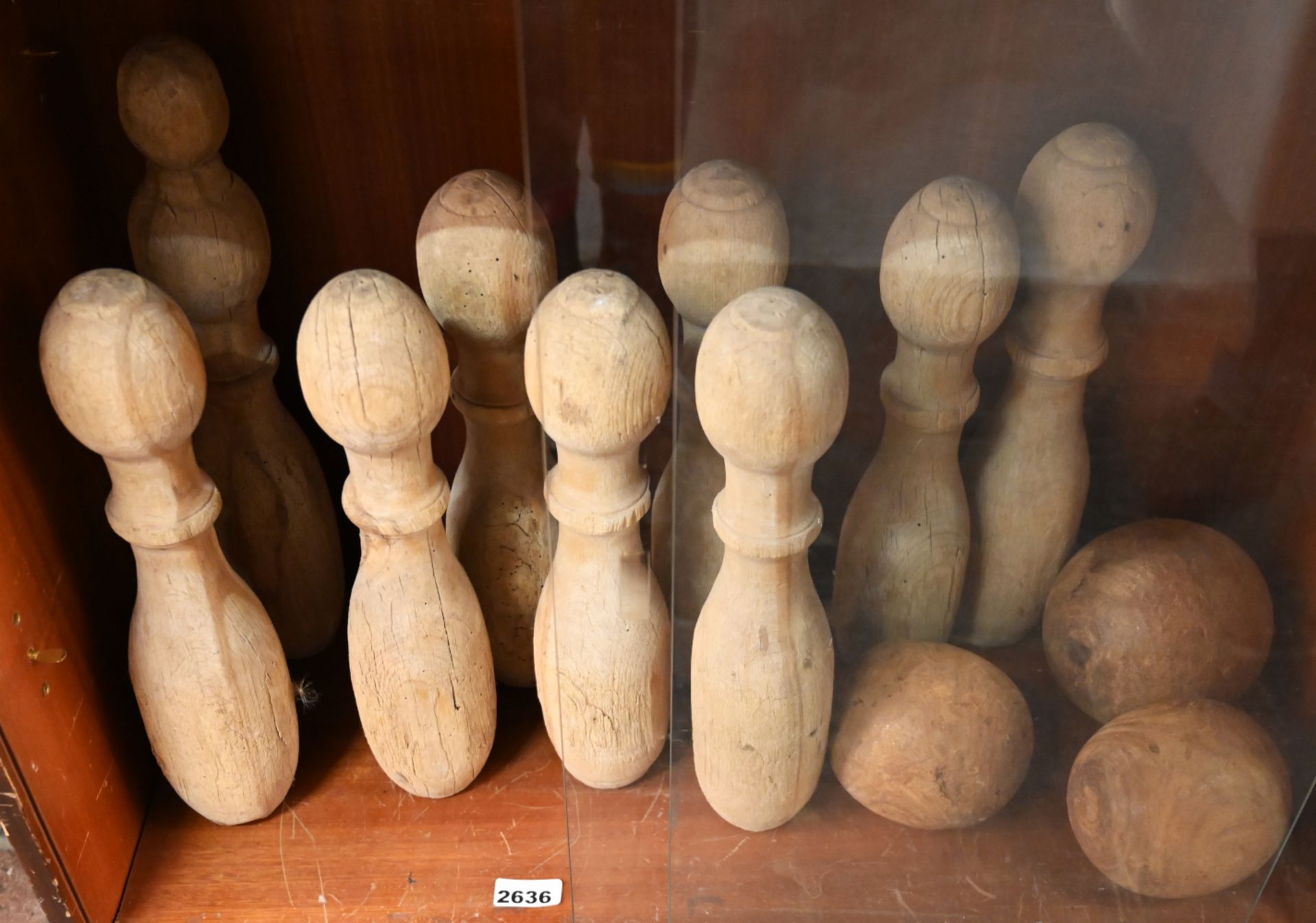 1 Holzkegelspiel wohl Anfang 20. Jh. mit 9 Kegeln bis H ca. 51cm und 3 Bällen, z.T. min. besch., je - Bild 2 aus 2