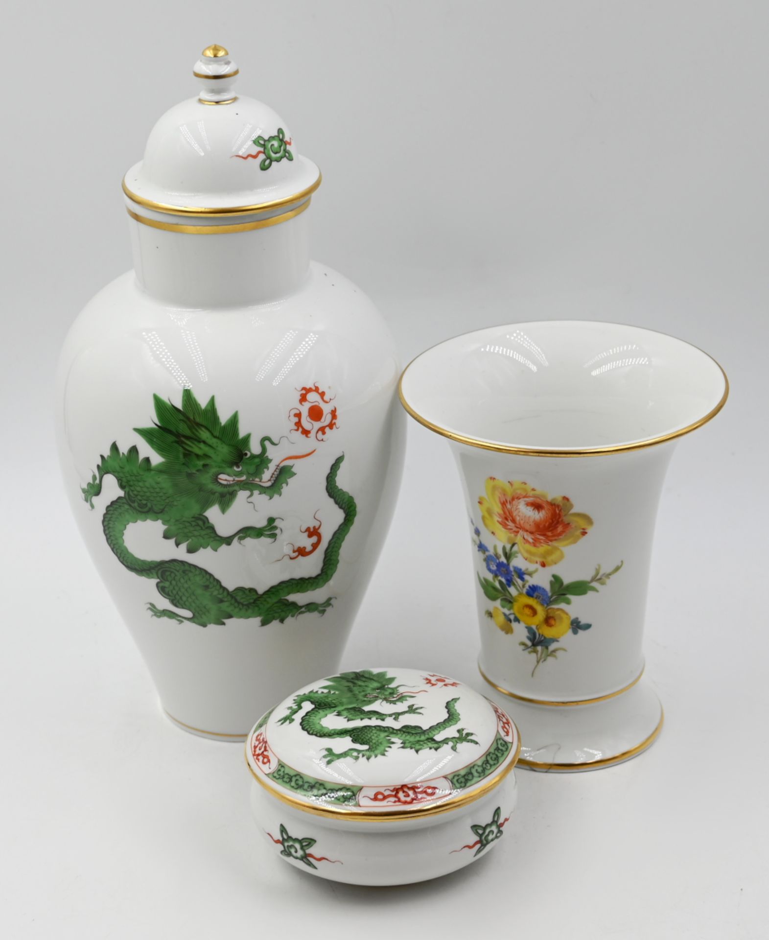 2 Vasen, 1 Deckeldose Porzellan MEISSEN z.T. 2x gestrichen, versch. Dekore "Grüner Mingdrache",