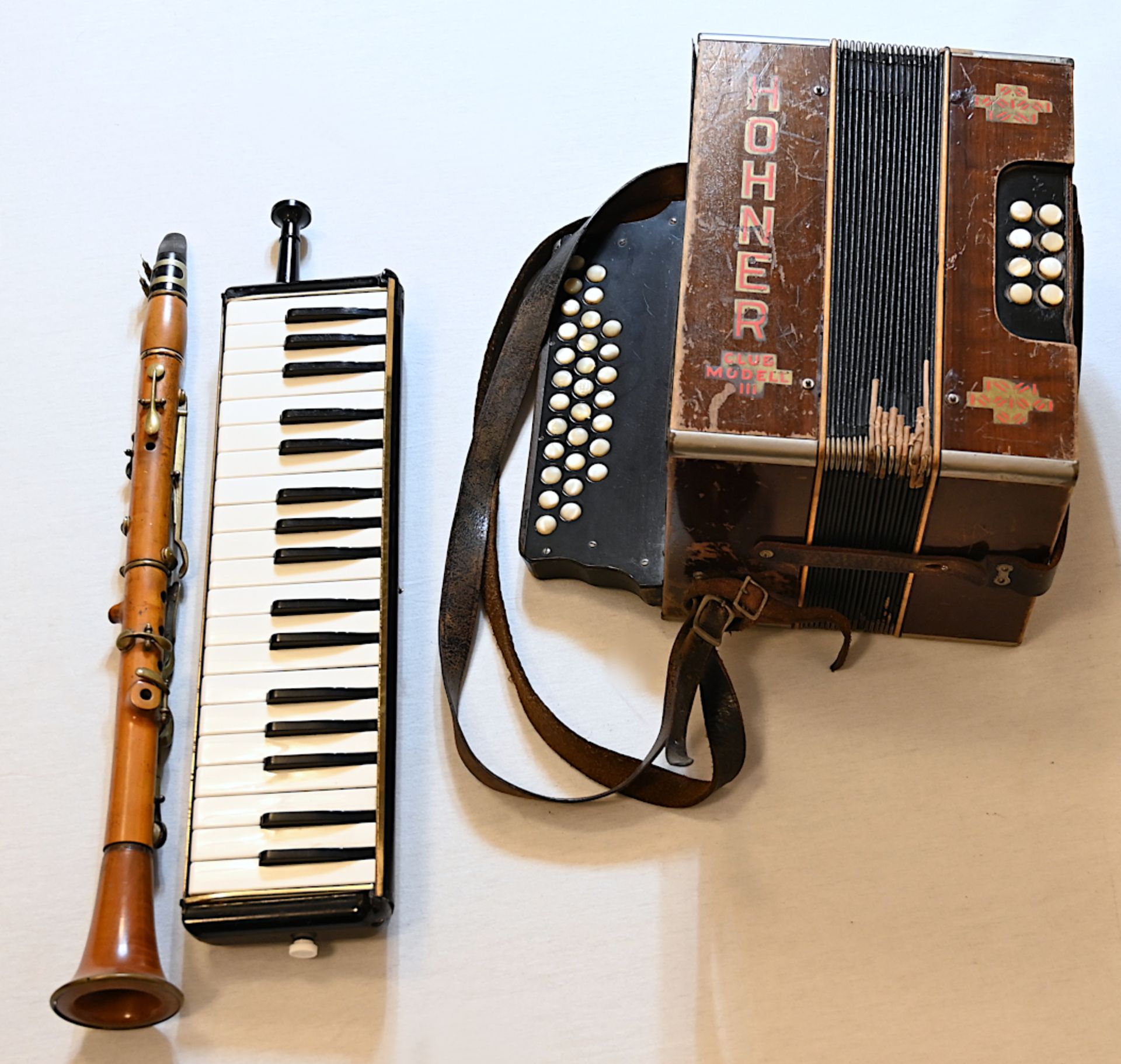 3 Musikinstrumente: 1 Akkordeon HOHNER "Club Modell III" Holzgehäuse ca. H 31cm, 1 Melodica HOHNER c