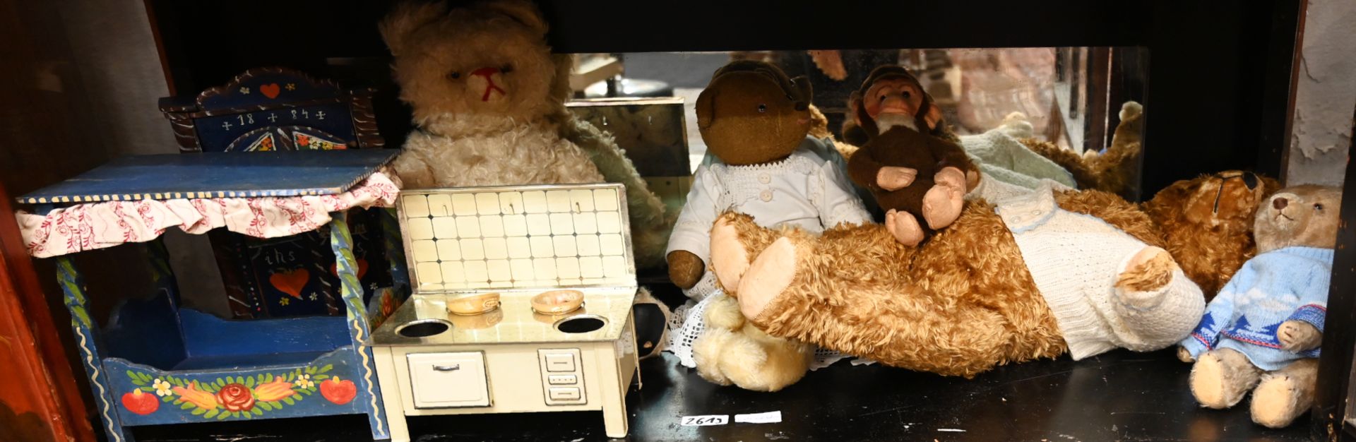 6 Stofftiere "Teddybären" u.a., versch. Marken sowie versch. Puppenstubenmöbel bemalt, Puppenherd u. - Bild 2 aus 3